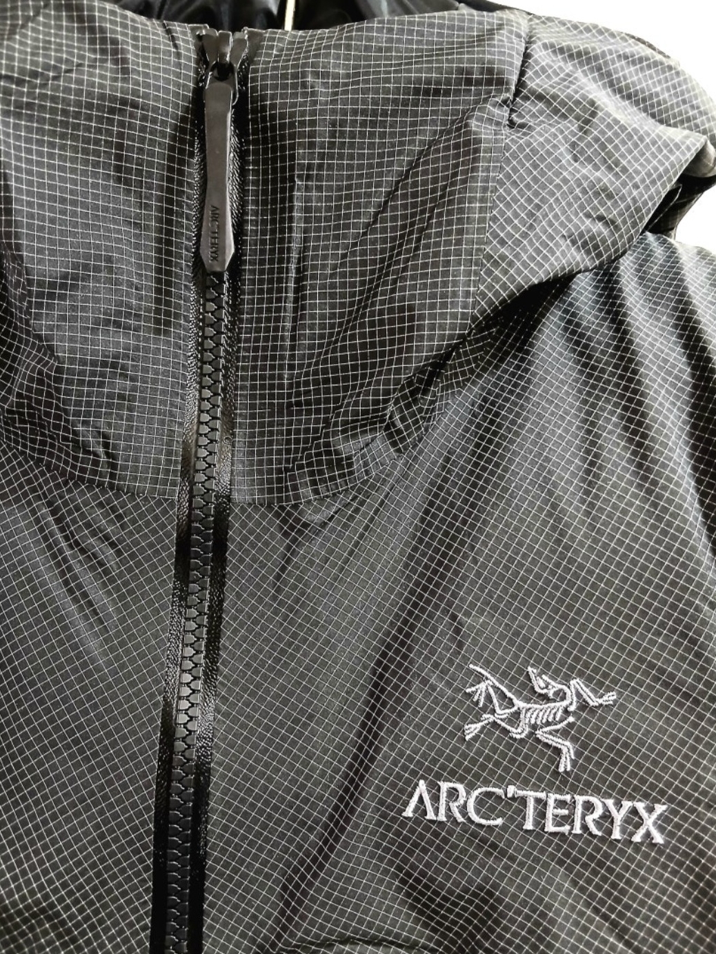 Arc'teryx Rho Lightweight Wool Neck Gaiter Black, Arc'teryx Alpha Lightweight Parka Black 착용 스타일 - 2