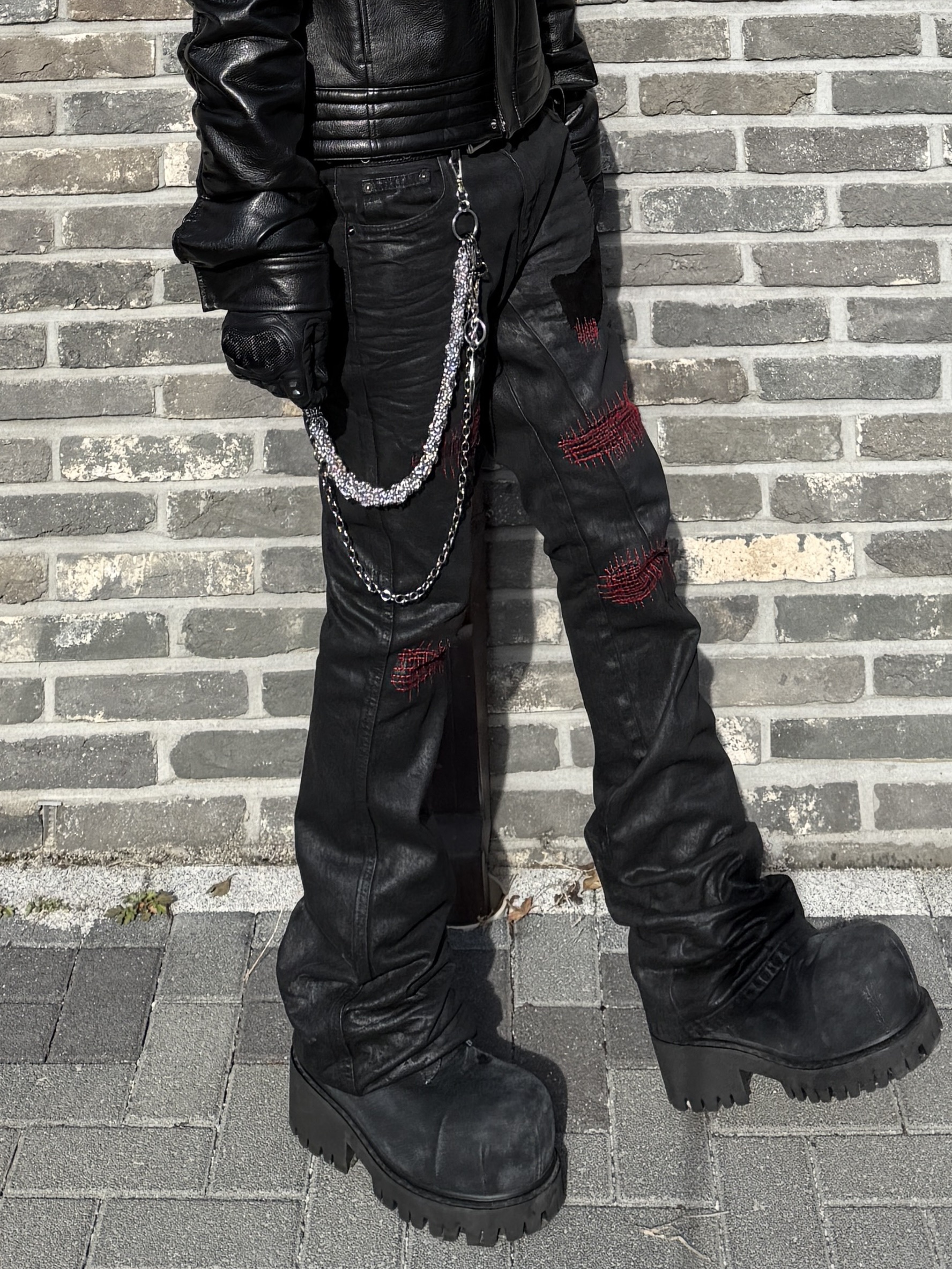 Undermycar x Emostanceclub Emoun Destroyed Cowhide Suede Red Stitch Denim Toreador - 23FW, Balenciaga Stomper Bootie Black 착용 스타일 - 7