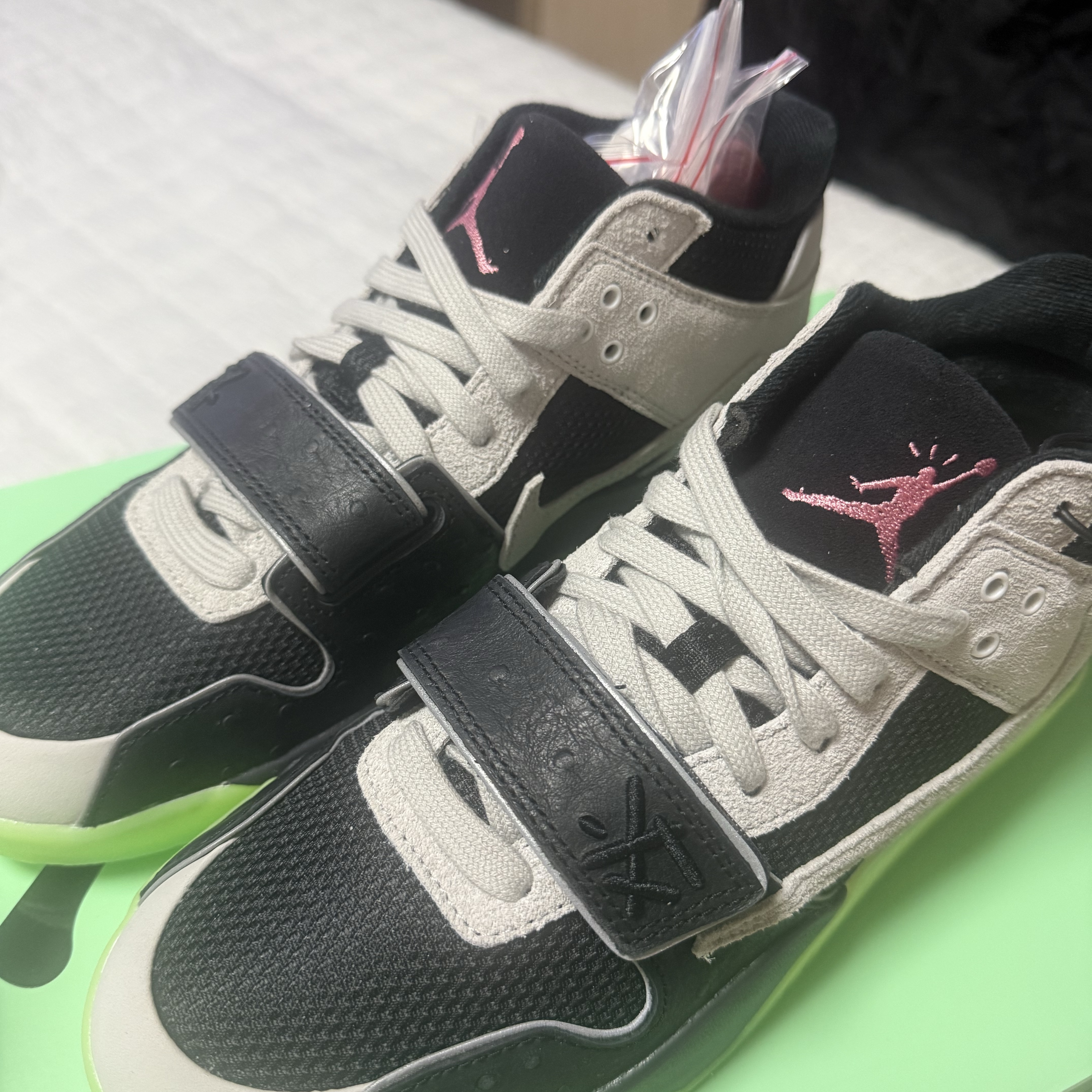 Jordan x Travis Scott x Chase B Jumpman Jack TR Black Night Silver 착용 스타일 - 2