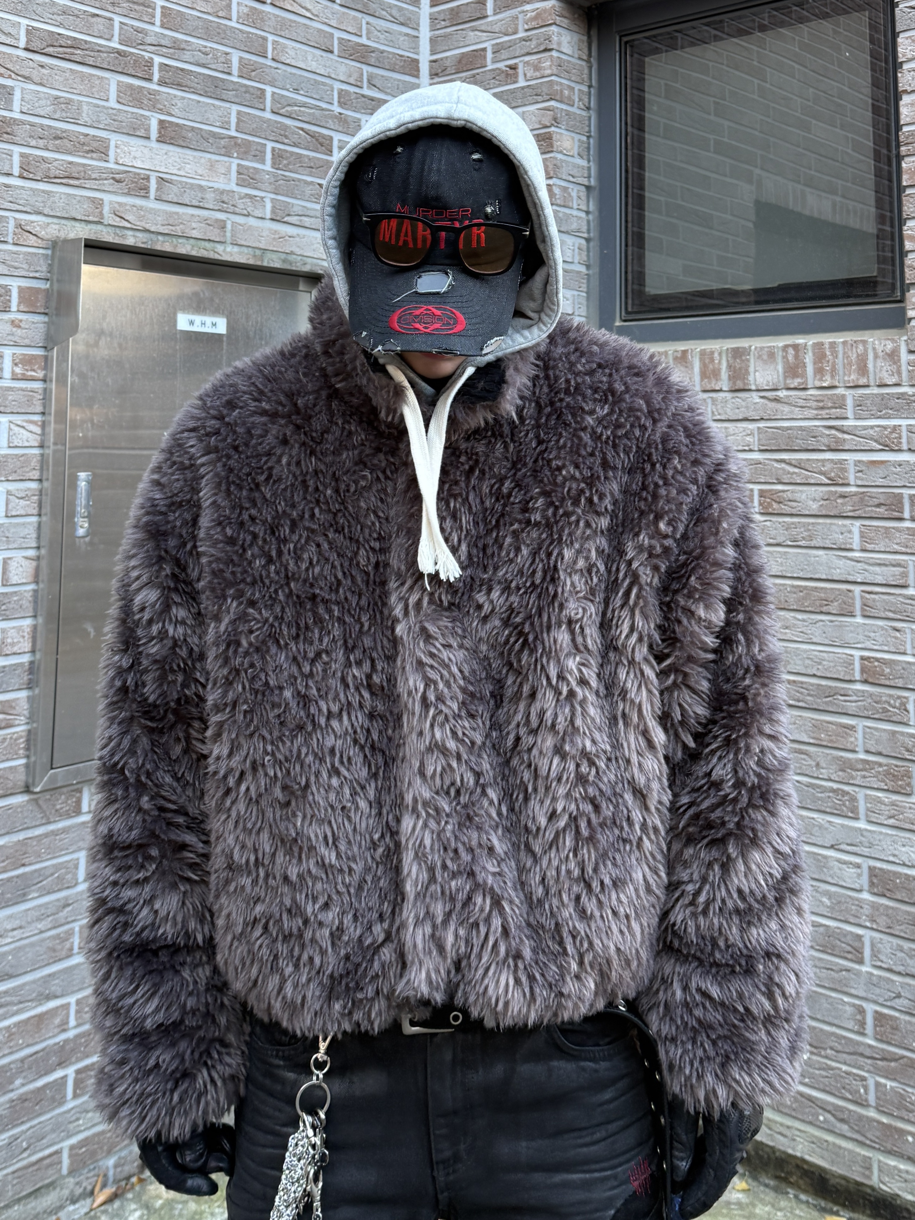 Kamien x MJD Double Hole Belt Black Shearling Calfskin, Undermycar x Emostanceclub Emoun Destroyed Cowhide Suede Red Stitch Denim Toreador - 23FW 착용 스타일 - 4