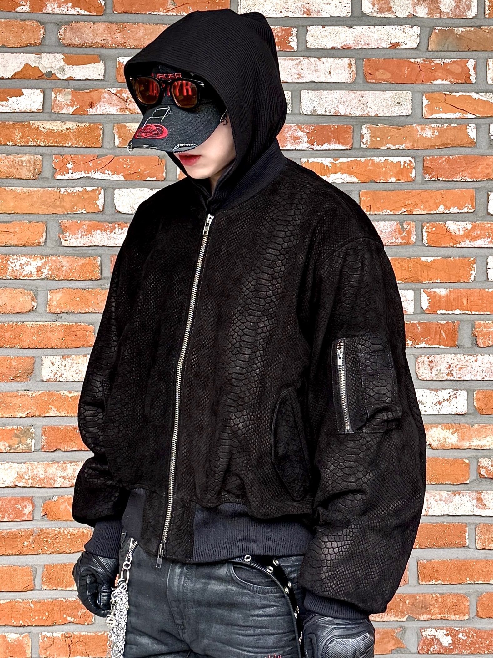 Undermycar Black Mamba Effect Matt Suede MA-1 Matt Black - 25SS, Kamien x MJD Double Hole Belt Black Shearling Calfskin 착용 스타일 - 1