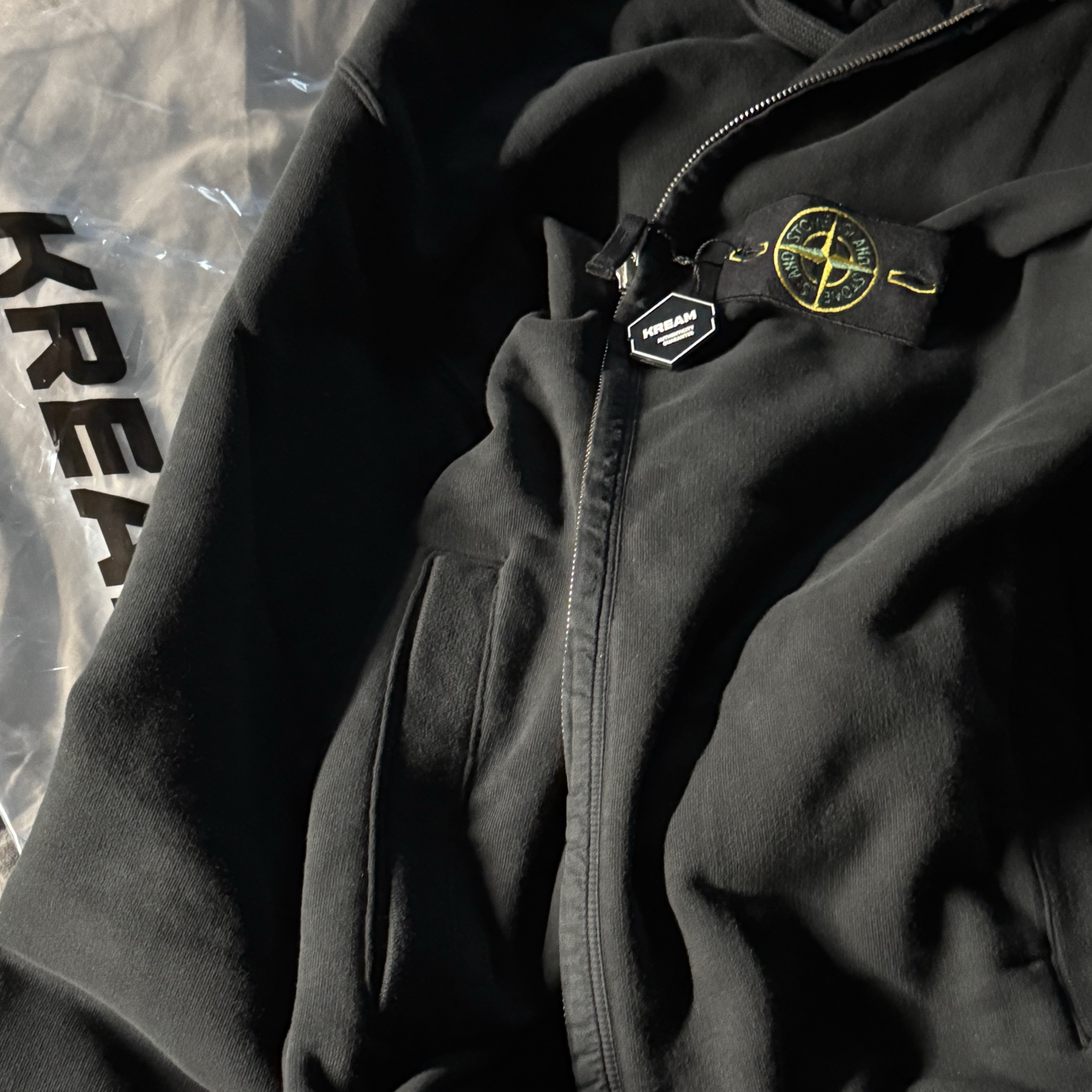 Stone Island 6100067 Brushed Organic Cotton Fleece Regular Fit Hooded Zip Up Sweatshirt Black - 25FW 착용 스타일