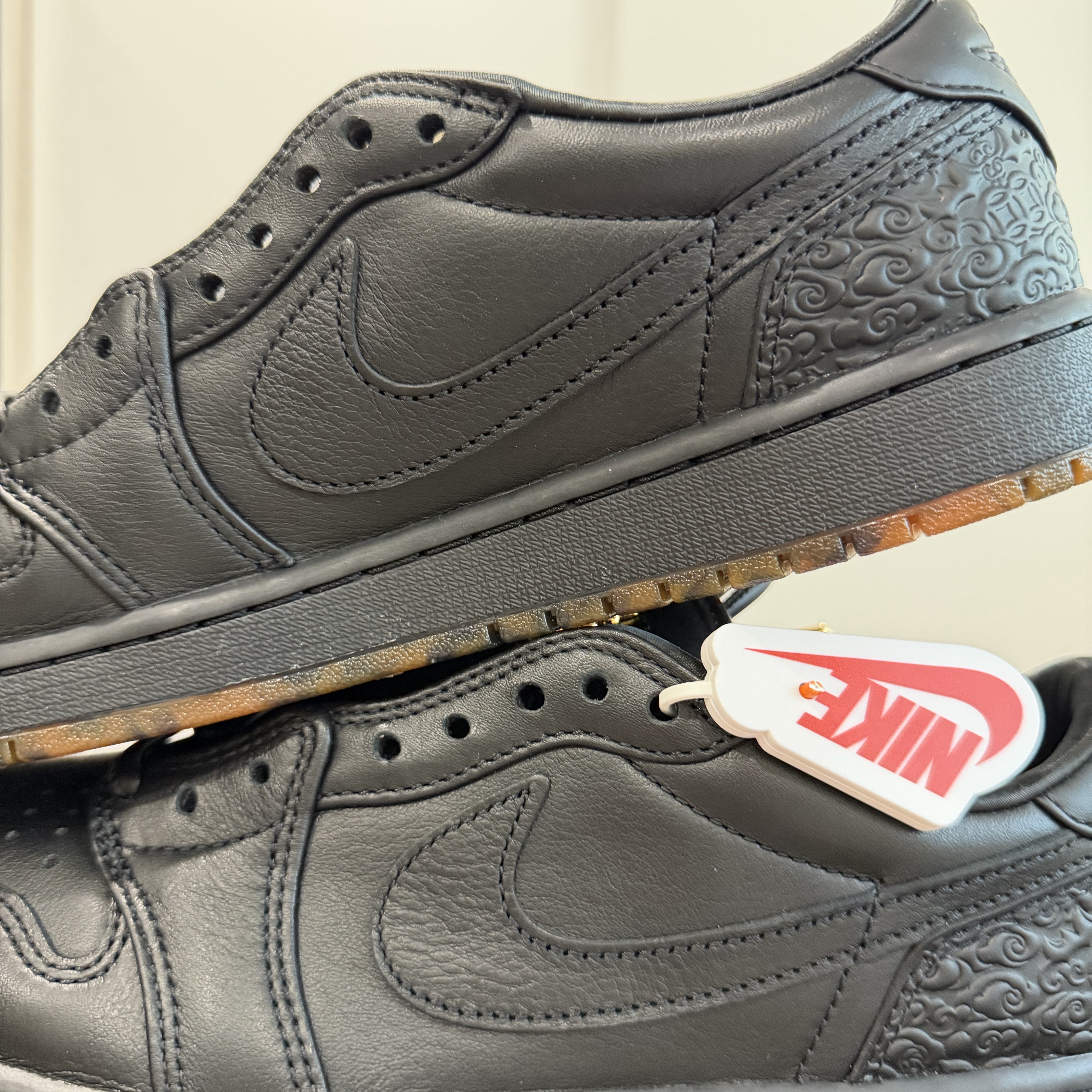 Jordan 1 Retro Low OG Black Metallic Gold 착용 스타일 - 7