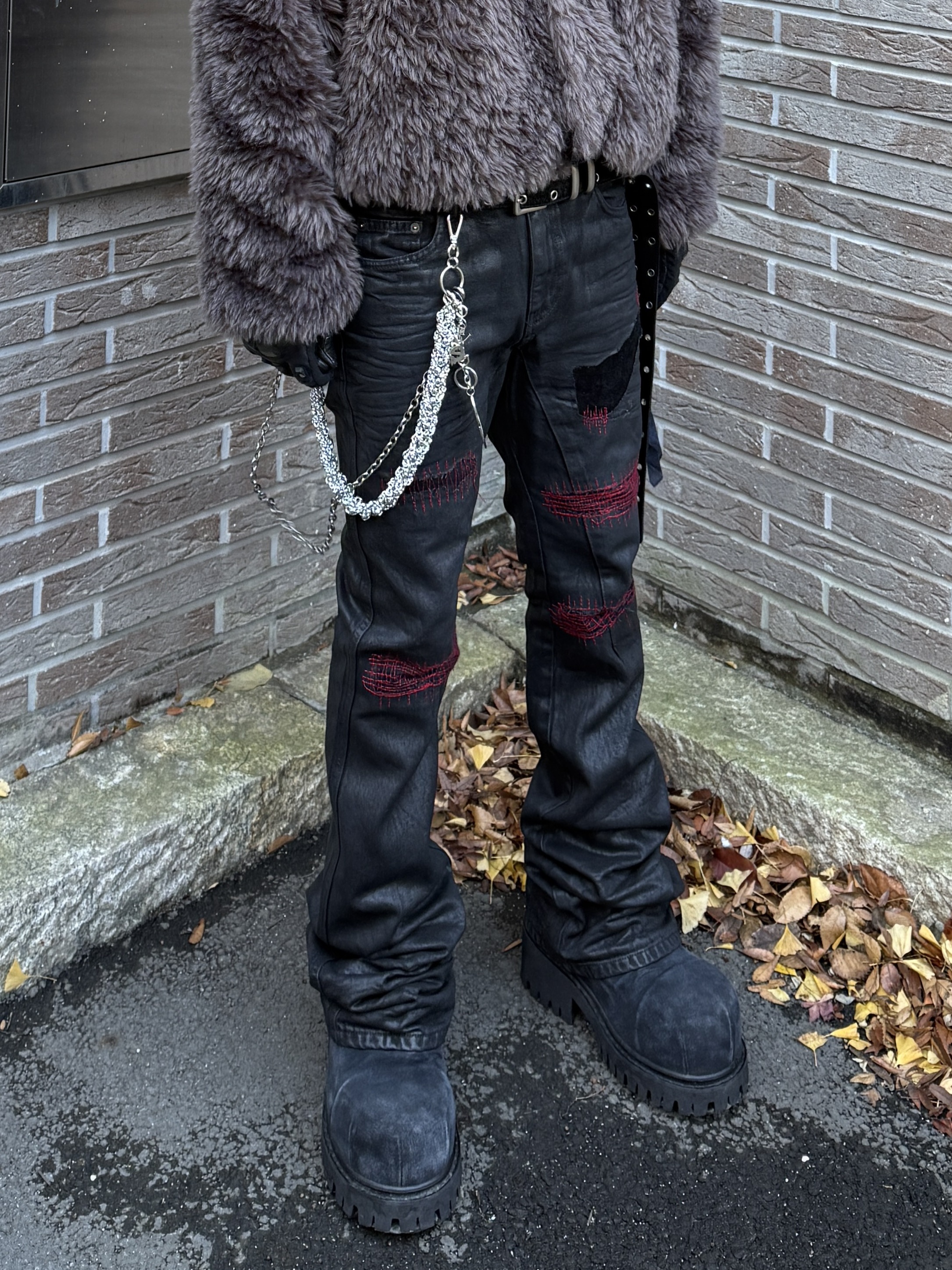 Kamien x MJD Double Hole Belt Black Shearling Calfskin, Undermycar x Emostanceclub Emoun Destroyed Cowhide Suede Red Stitch Denim Toreador - 23FW 착용 스타일 - 5