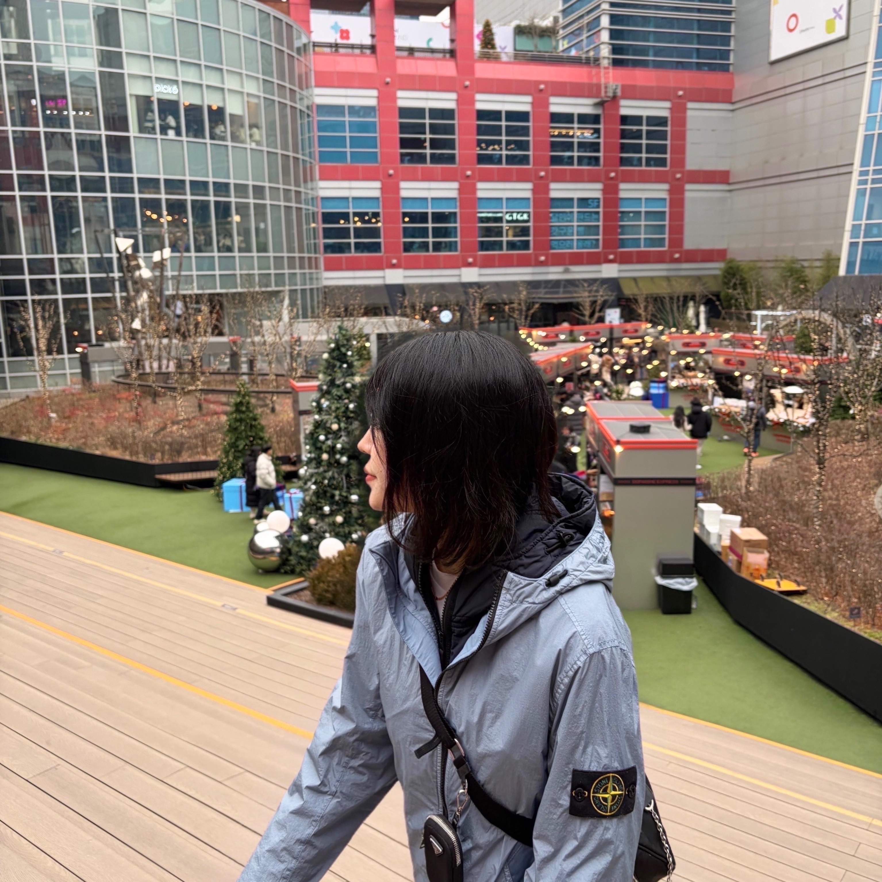 Stone Island 4100001 Crinkle Reps NY Hooded Jacket with Wind Resistance and Anti-Drop Avio Blue - 26SS, Prada Re-Edition 2005 Re-Nylon Shoulder Bag Black 착용 스타일 - 1