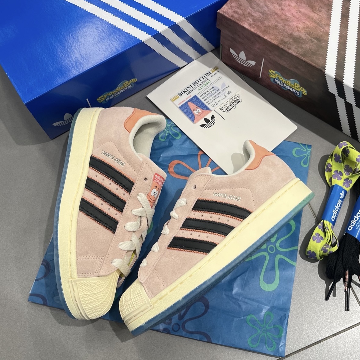 Adidas x Spongebob Patrick Superstar Black Core Black 착용 스타일 - 3