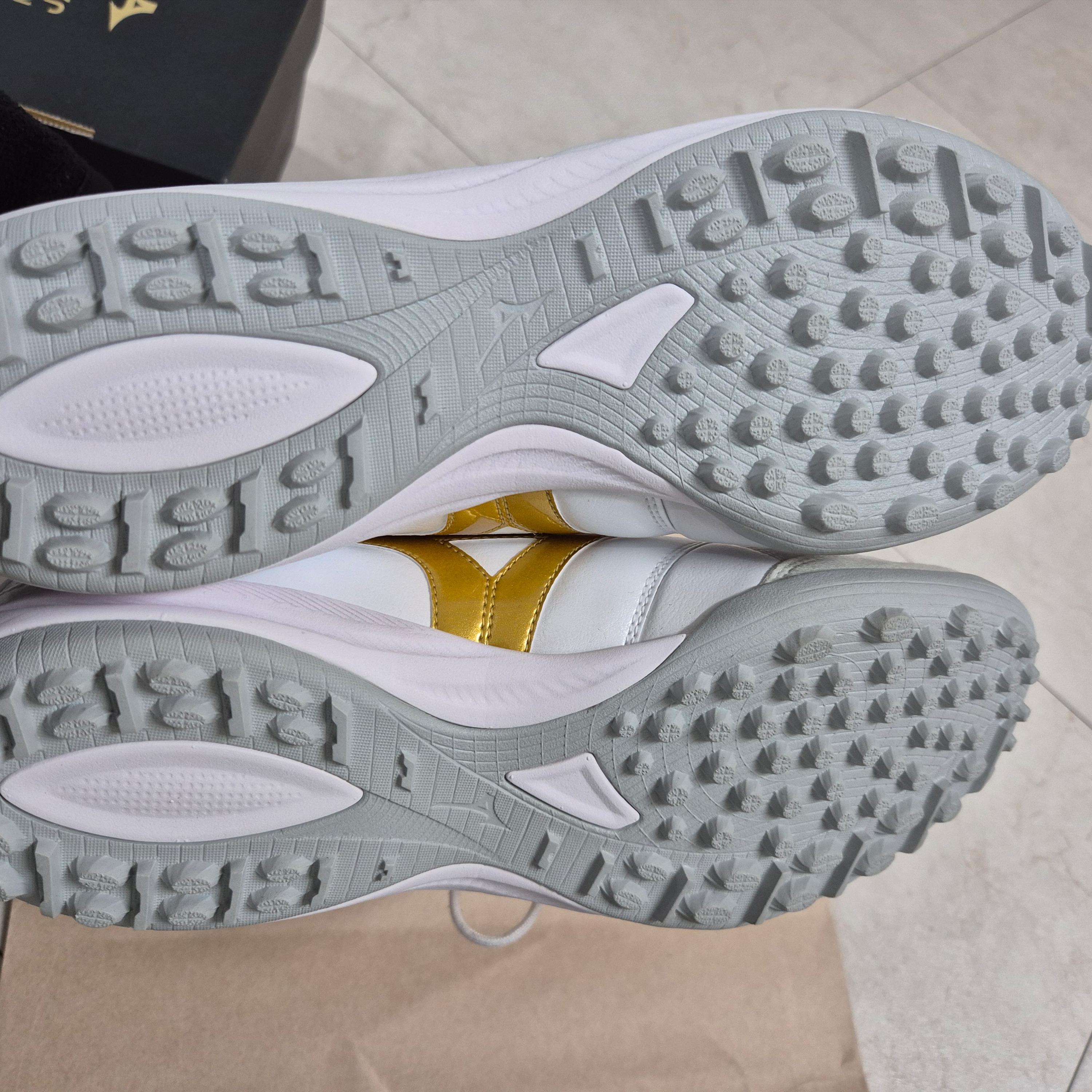 Mizuno Morelia Sala Japan TF Super White Pearl Gold 착용 스타일 - 4