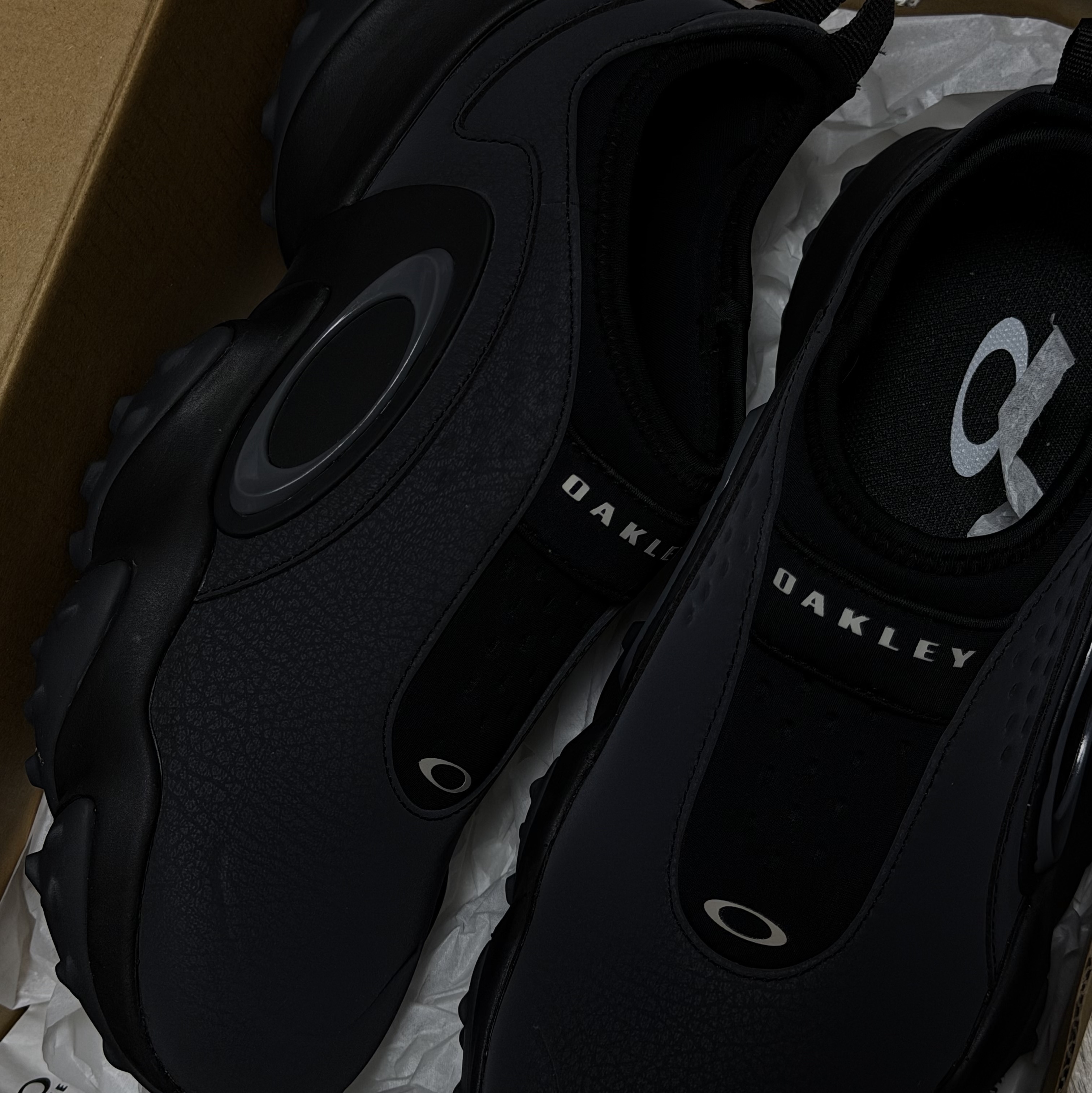 Oakley Edge Icon Blackout 착용 스타일