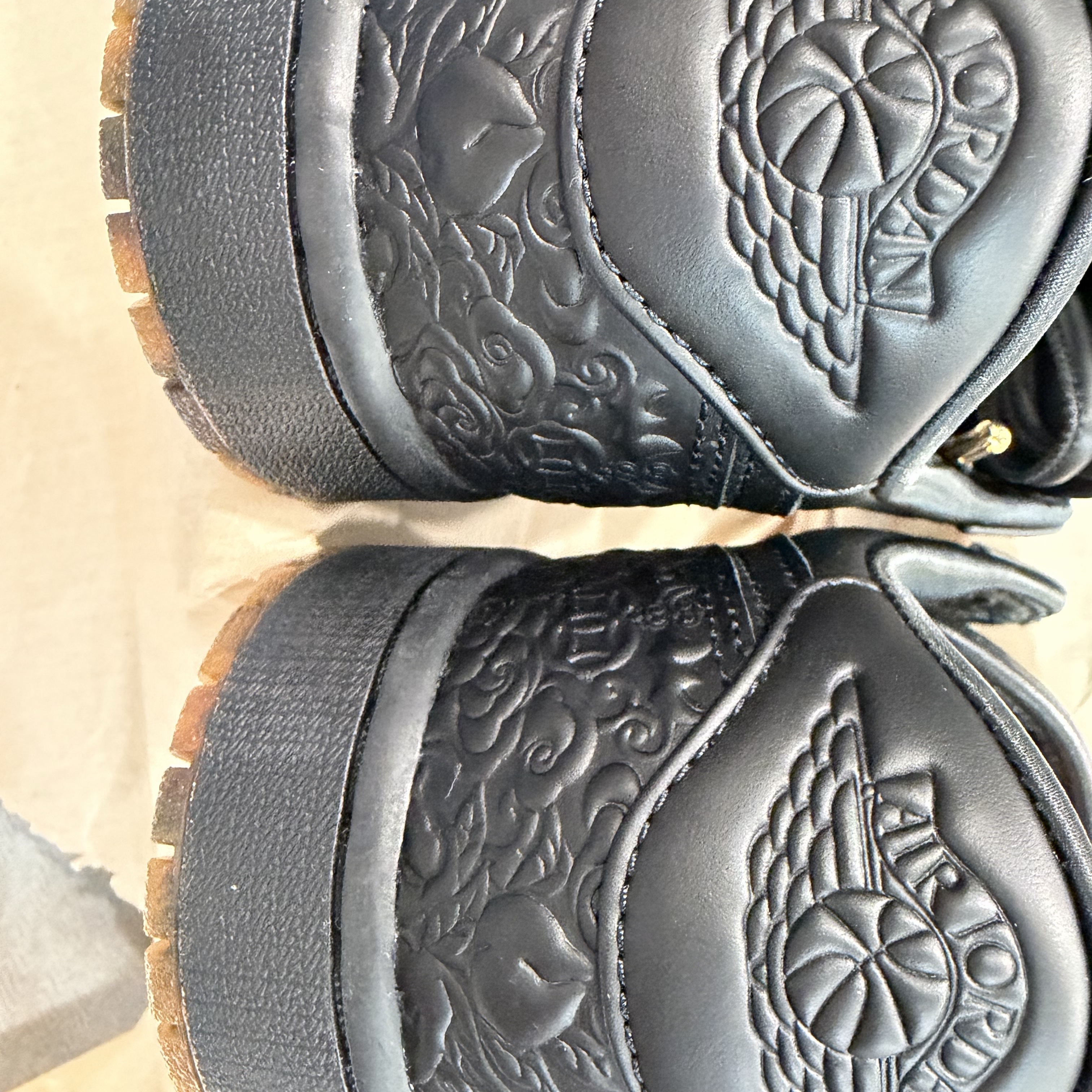 Jordan 1 Retro Low OG Black Metallic Gold 착용 스타일 - 3