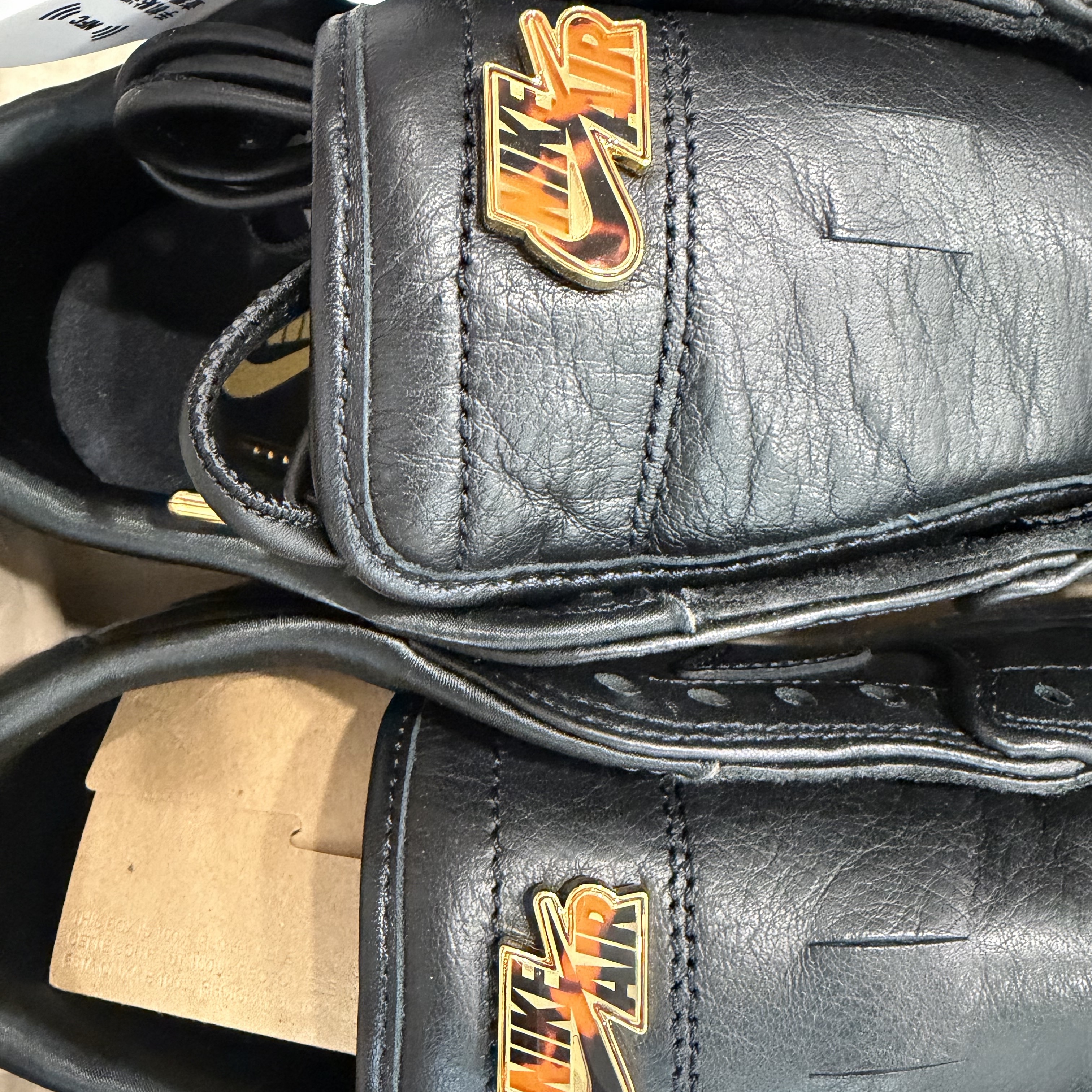 Jordan 1 Retro Low OG Black Metallic Gold 착용 스타일 - 2