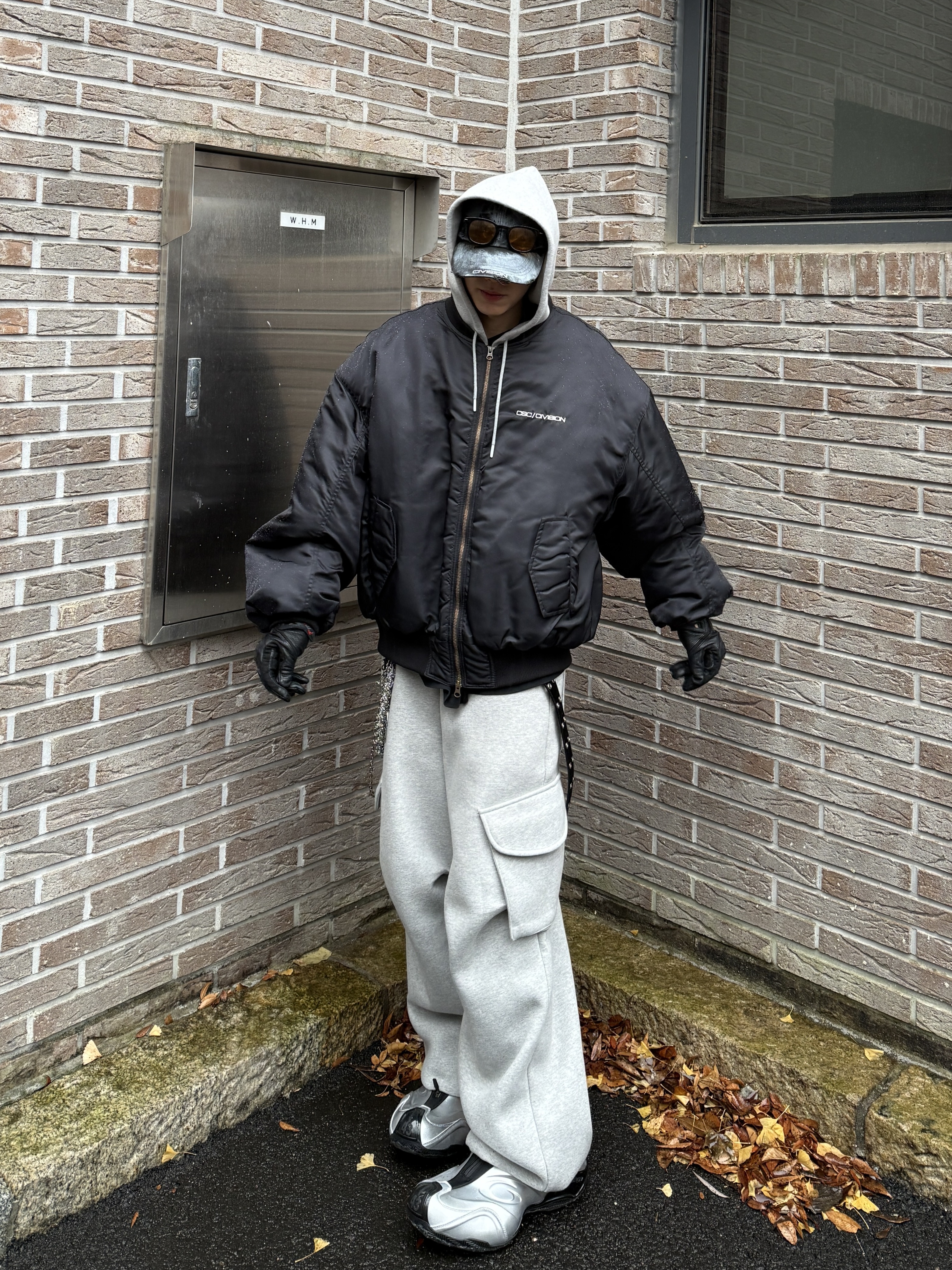 Balenciaga Basketball Sneakers Silver Black, MJD X KOIN SEOUL Wide Cargo Sweat Pants 착용 스타일 - 5