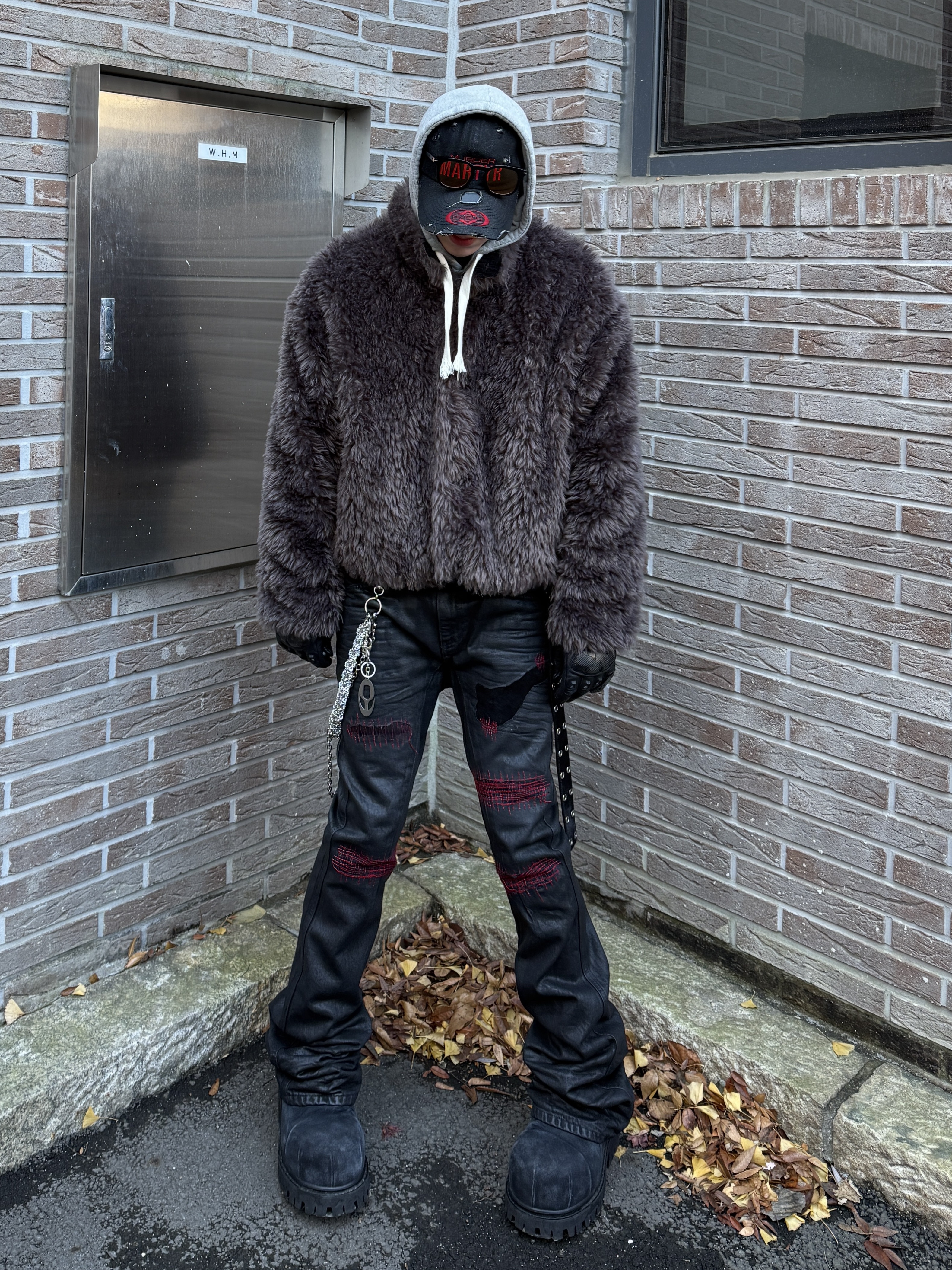 Kamien x MJD Double Hole Belt Black Shearling Calfskin, Undermycar x Emostanceclub Emoun Destroyed Cowhide Suede Red Stitch Denim Toreador - 23FW 착용 스타일 - 6