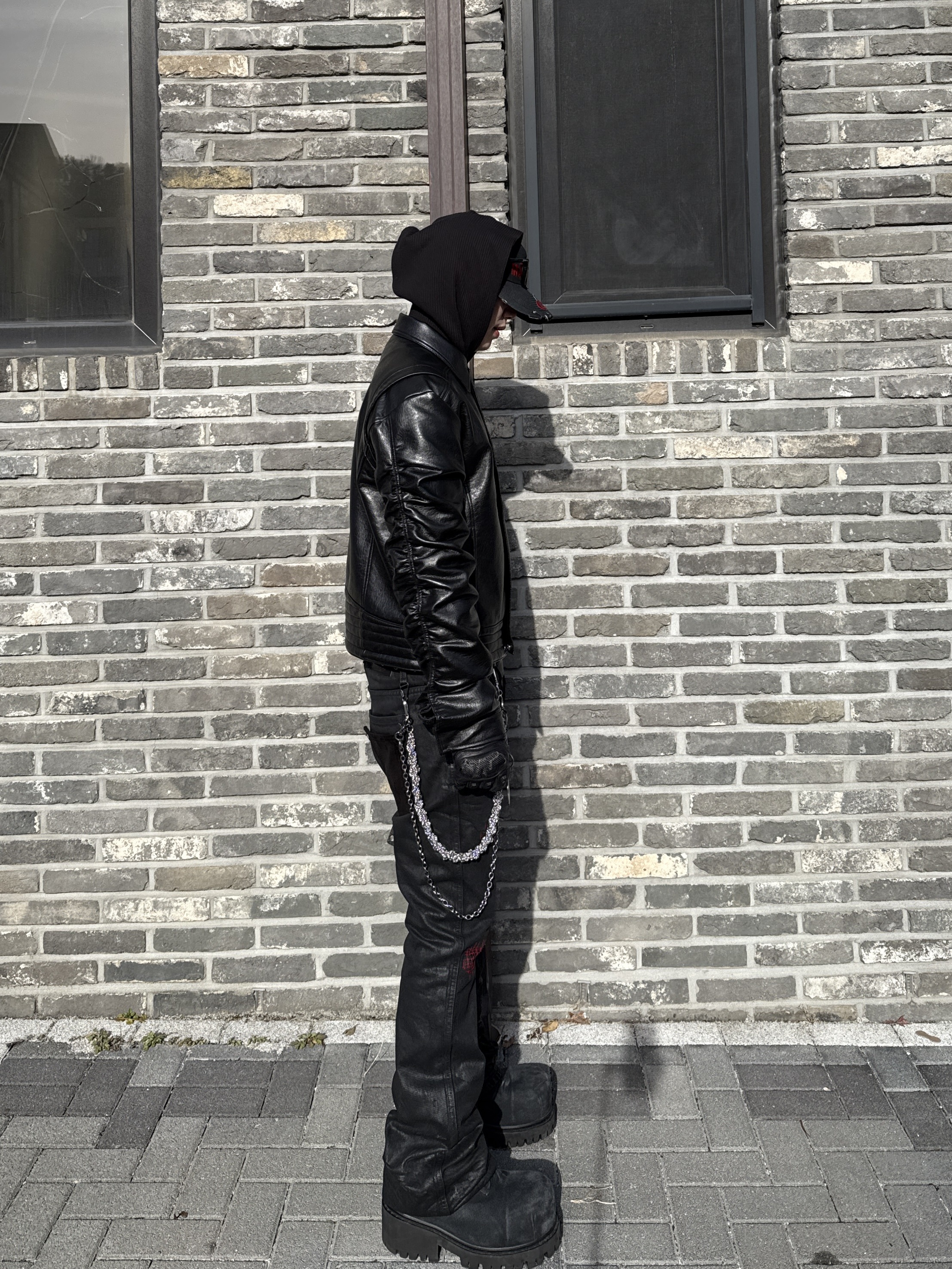 Undermycar x Emostanceclub Emoun Destroyed Cowhide Suede Red Stitch Denim Toreador - 23FW, Balenciaga Stomper Bootie Black 착용 스타일 - 3