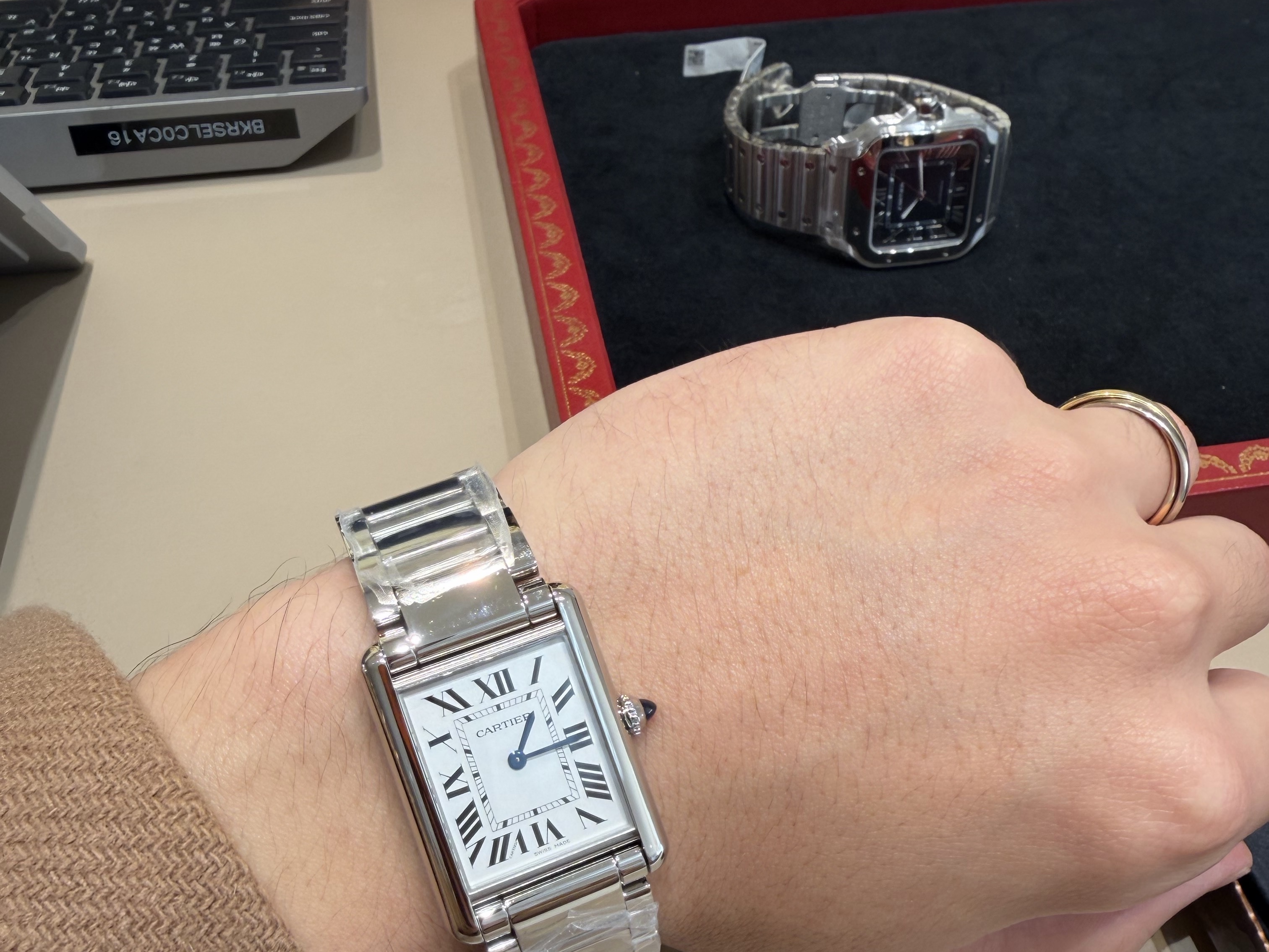 Cartier Tank Must Watch Large Quartz Steel Bracelet Steel, Cartier Tank Must Watch Large Quartz Steel Calfskin Black 착용 스타일 - 1