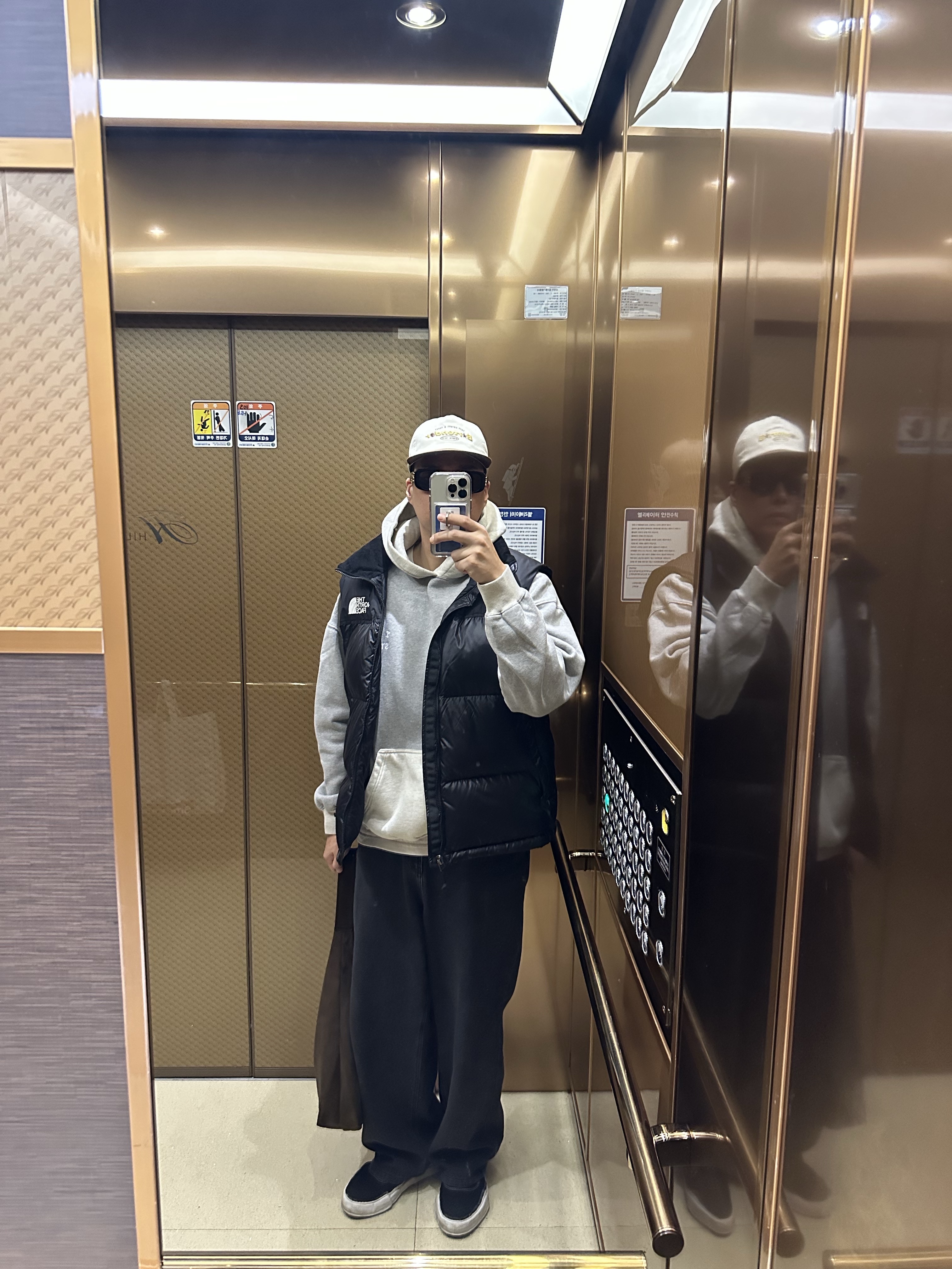 IAB Studio Hoodie Dual Gray, The North Face 1996 Retro Nuptse Vest Black 착용 스타일