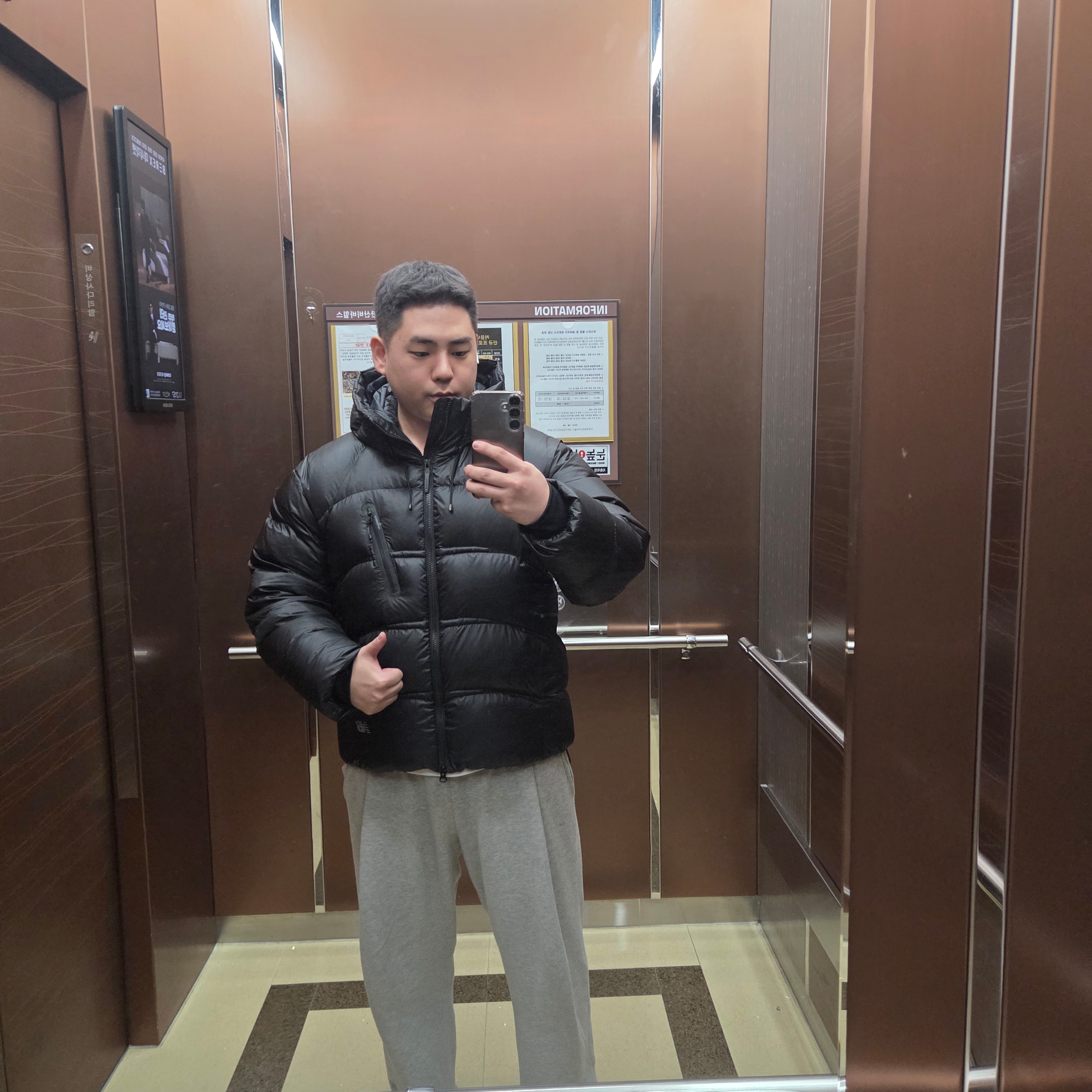 New Balance Flying 77 Superlight Hooded Heavy Goose Down Black 착용 스타일 - 2