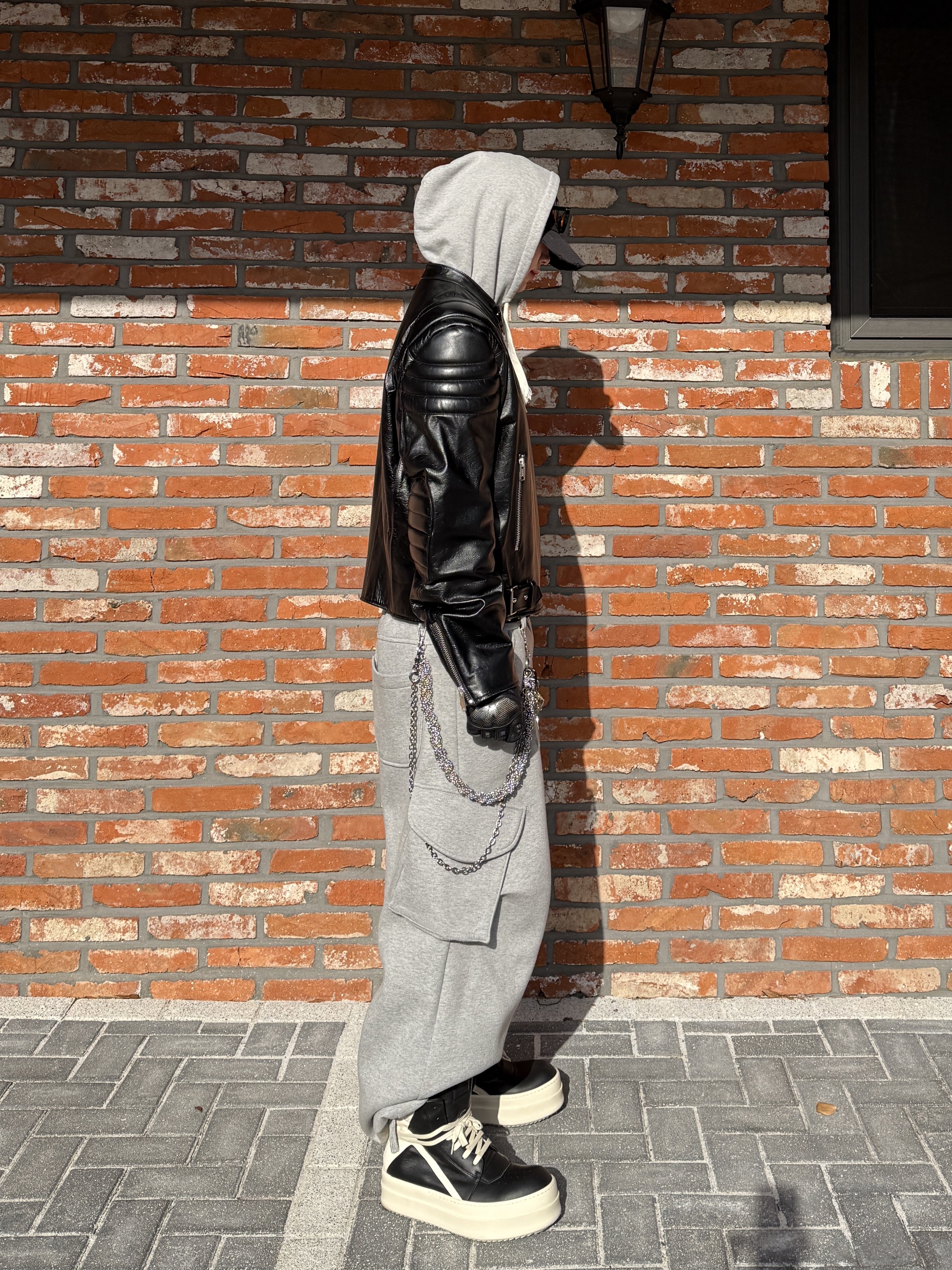 Rick Owens Hollywood Mega Bumper Geobasket in Full Grain Calf Leather Black Milk, Kamien x MJD Double Hole Belt Black Shearling Calfskin 착용 스타일 - 5