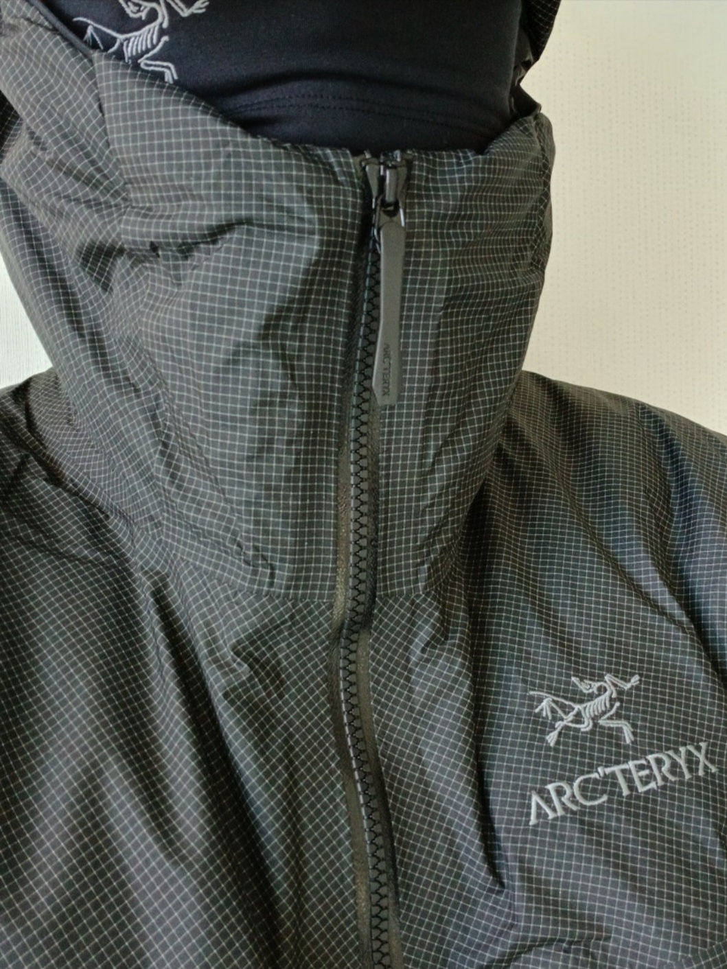 Arc'teryx Rho Lightweight Wool Neck Gaiter Black, Arc'teryx Alpha Lightweight Parka Black 착용 스타일 - 1