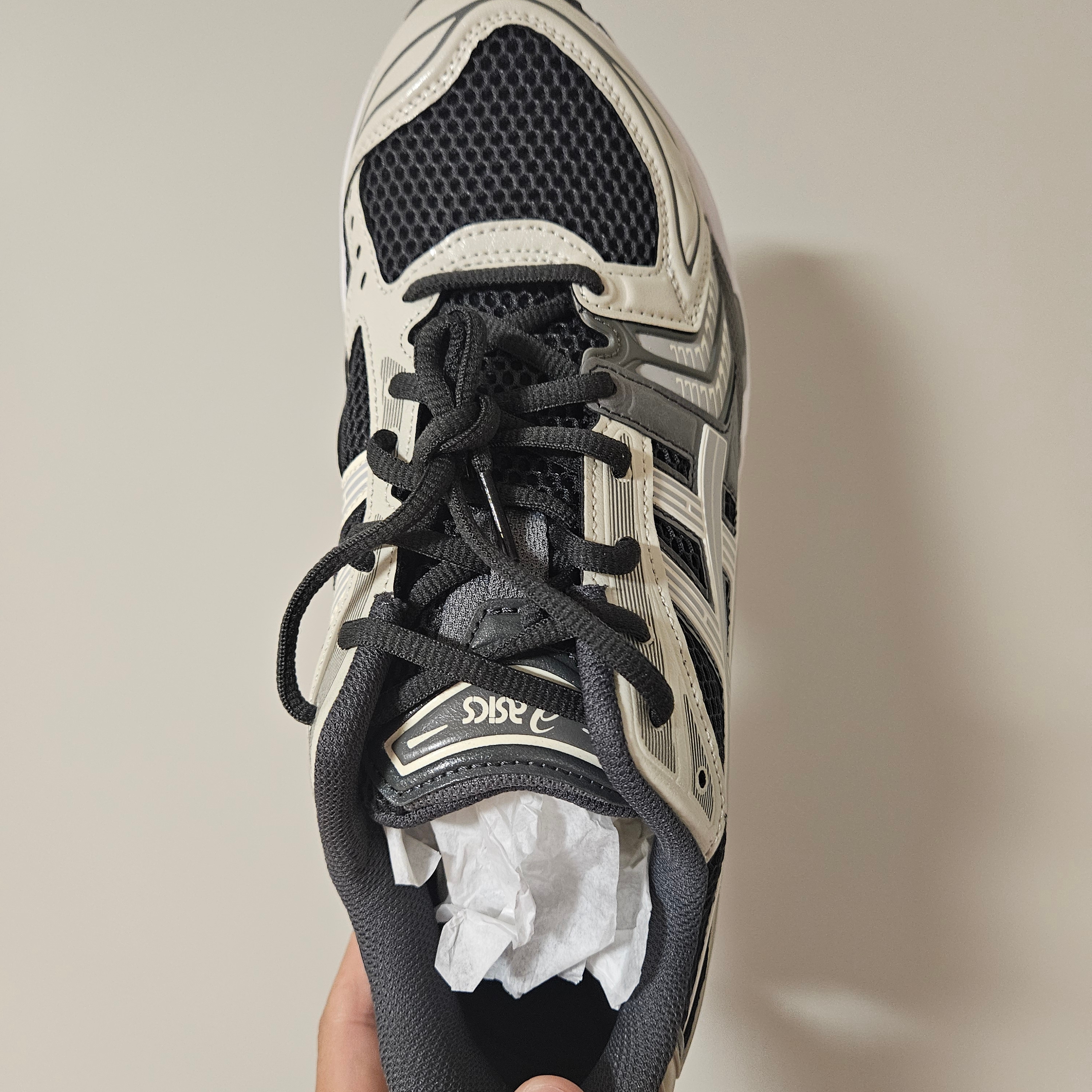 Asics Gel-Kayano 14 Obsidian Grey Cement Grey 착용 스타일