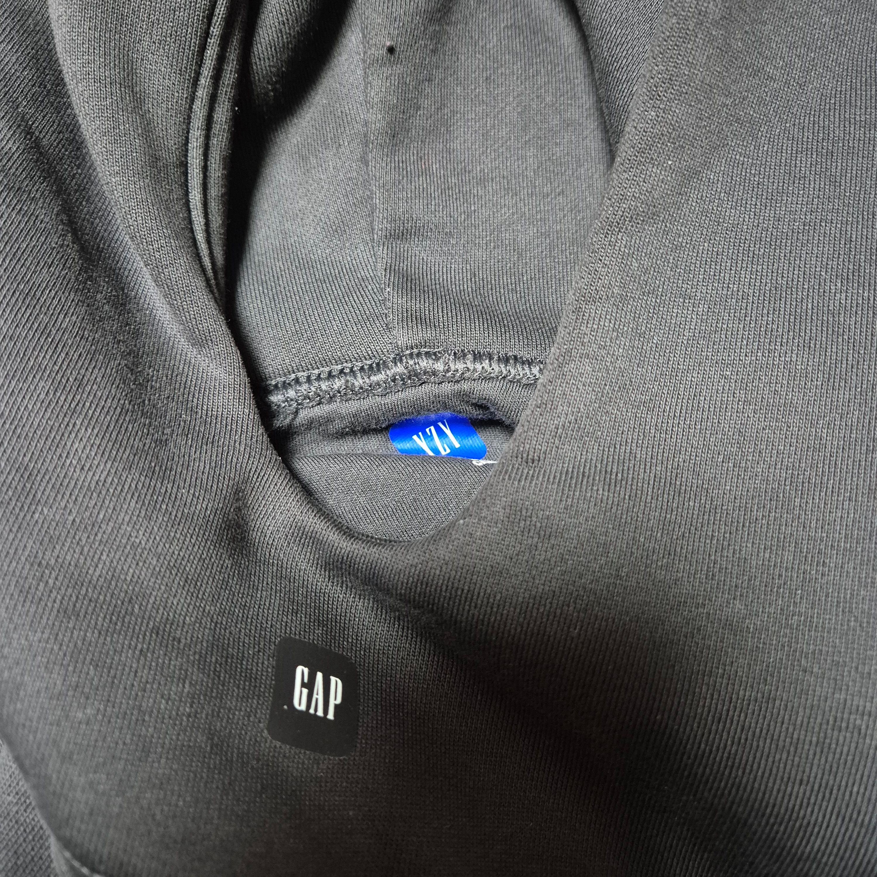 Yeezy Gap Engineered By Balenciaga Logo Hoodie Black 착용 스타일