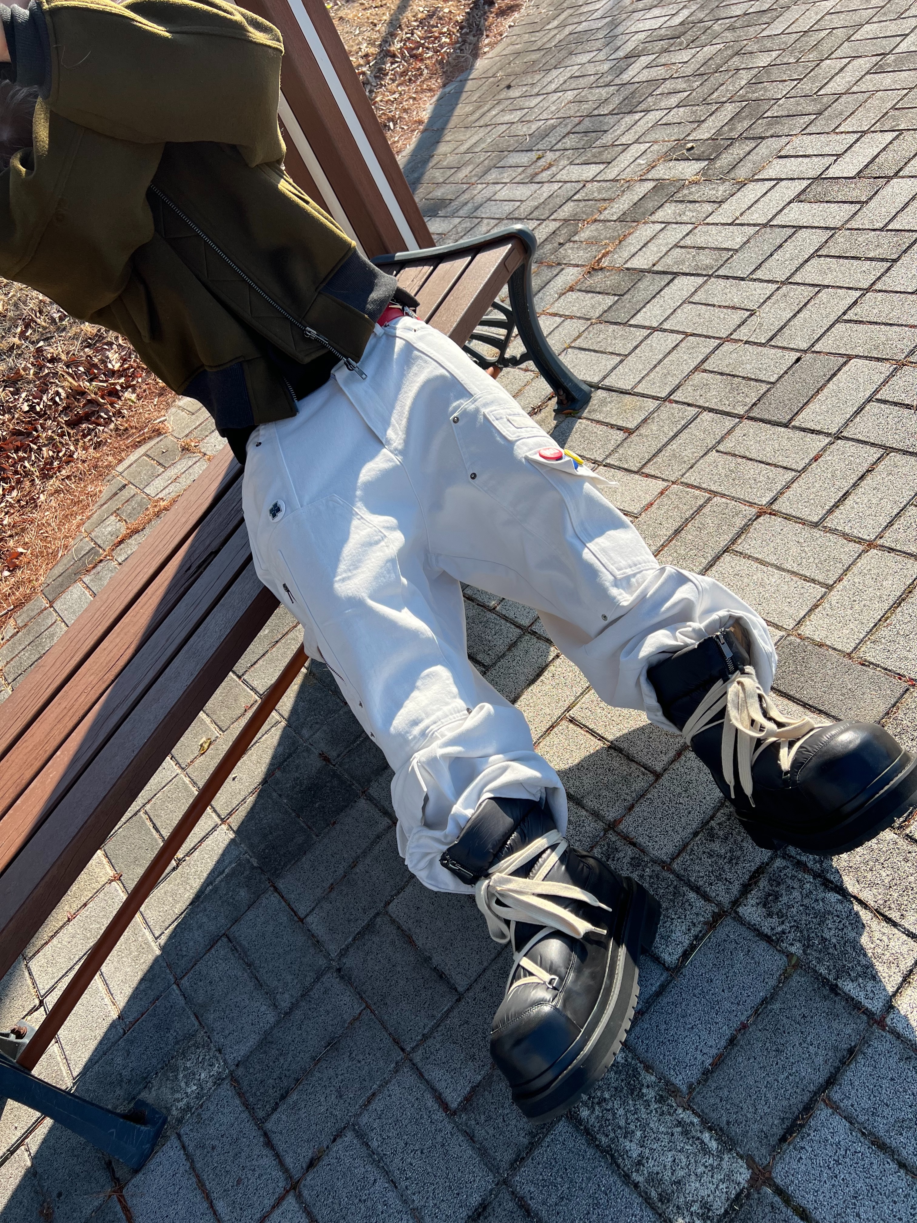 Nos Couleurs x Koin x Llud Rivet Carpenter Pants White, Undermycar Code Name Valkyrie Silver Fox Collar Virgin Wool Jacket Olive - 24FW 착용 스타일 - 4