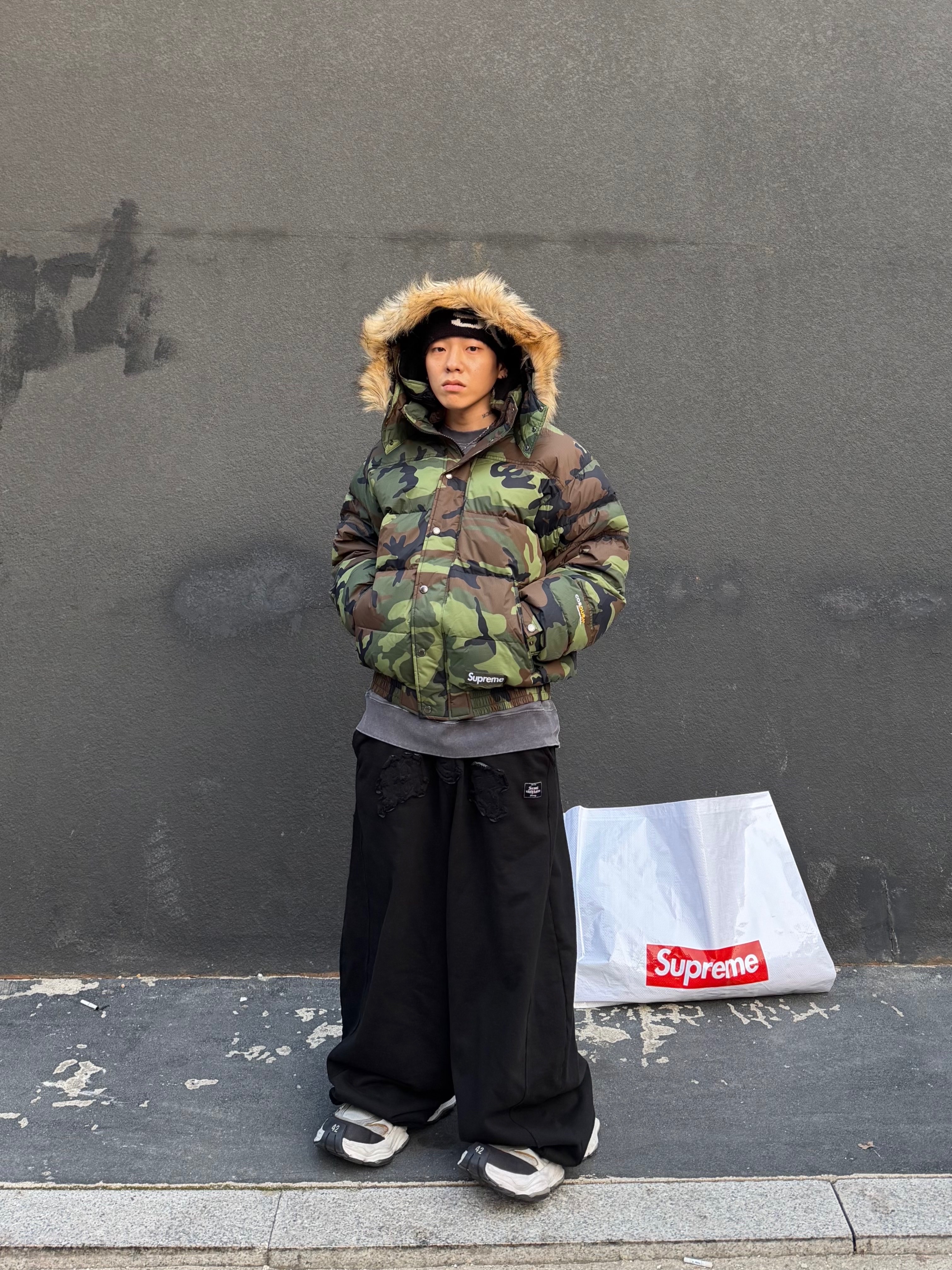 Supreme Facemask 700-Fill Down Puffer Jacket Woodland Camo - 25FW, Balenciaga Cargo Sneakers White Grey 착용 스타일 - 5