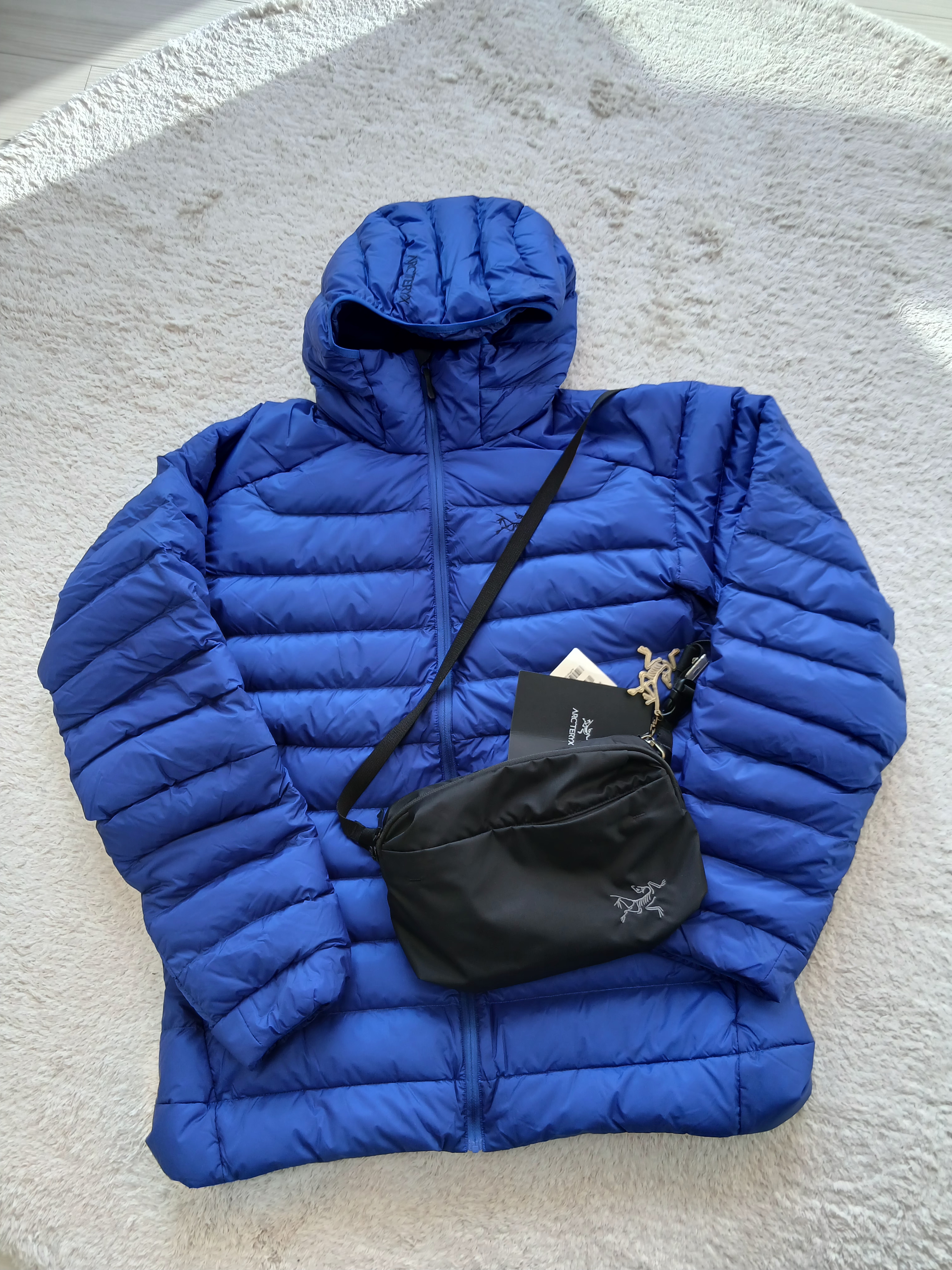 Arc'teryx Keyring Metal, Arc'teryx Heliad 6 Crossbody Bag Black 착용 스타일 - 4