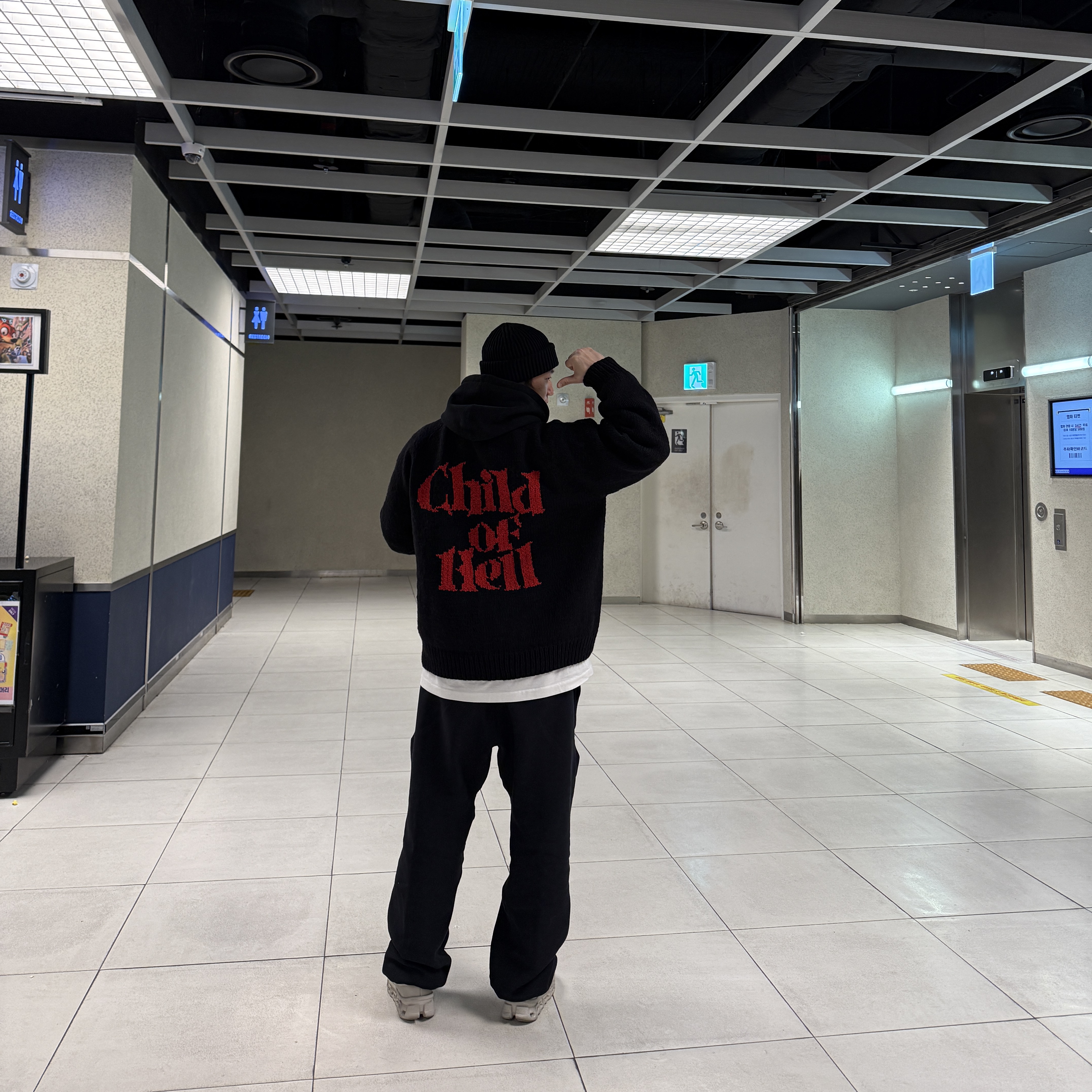 Supreme Child of Hell Cowichan Sweater Black - 24FW, Supreme Small Box Hooded Sweatshirt Black - 24SS 착용 스타일 - 2