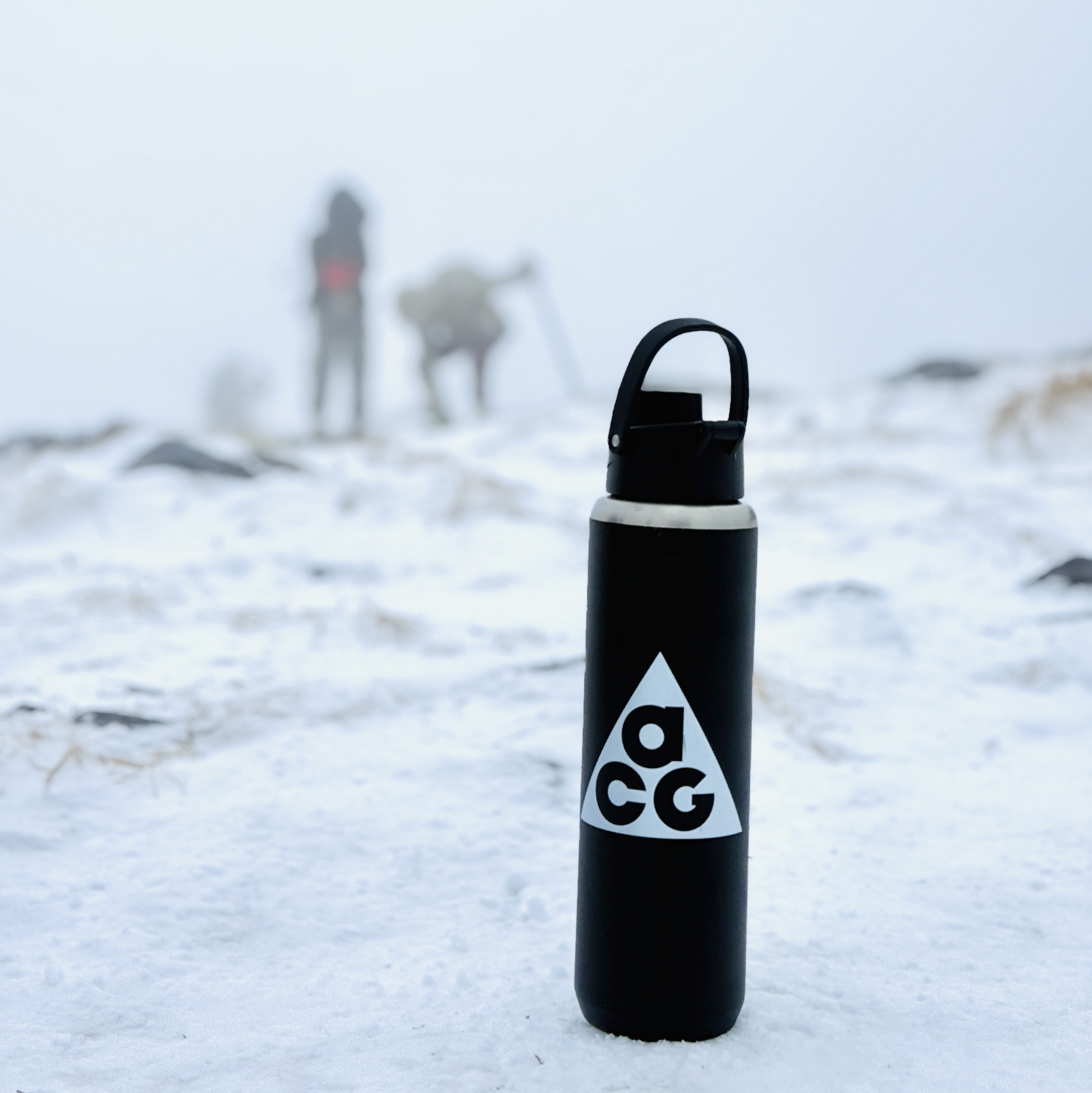 Nike 24oz ACG Recharge Chug Bottle Black 착용 스타일