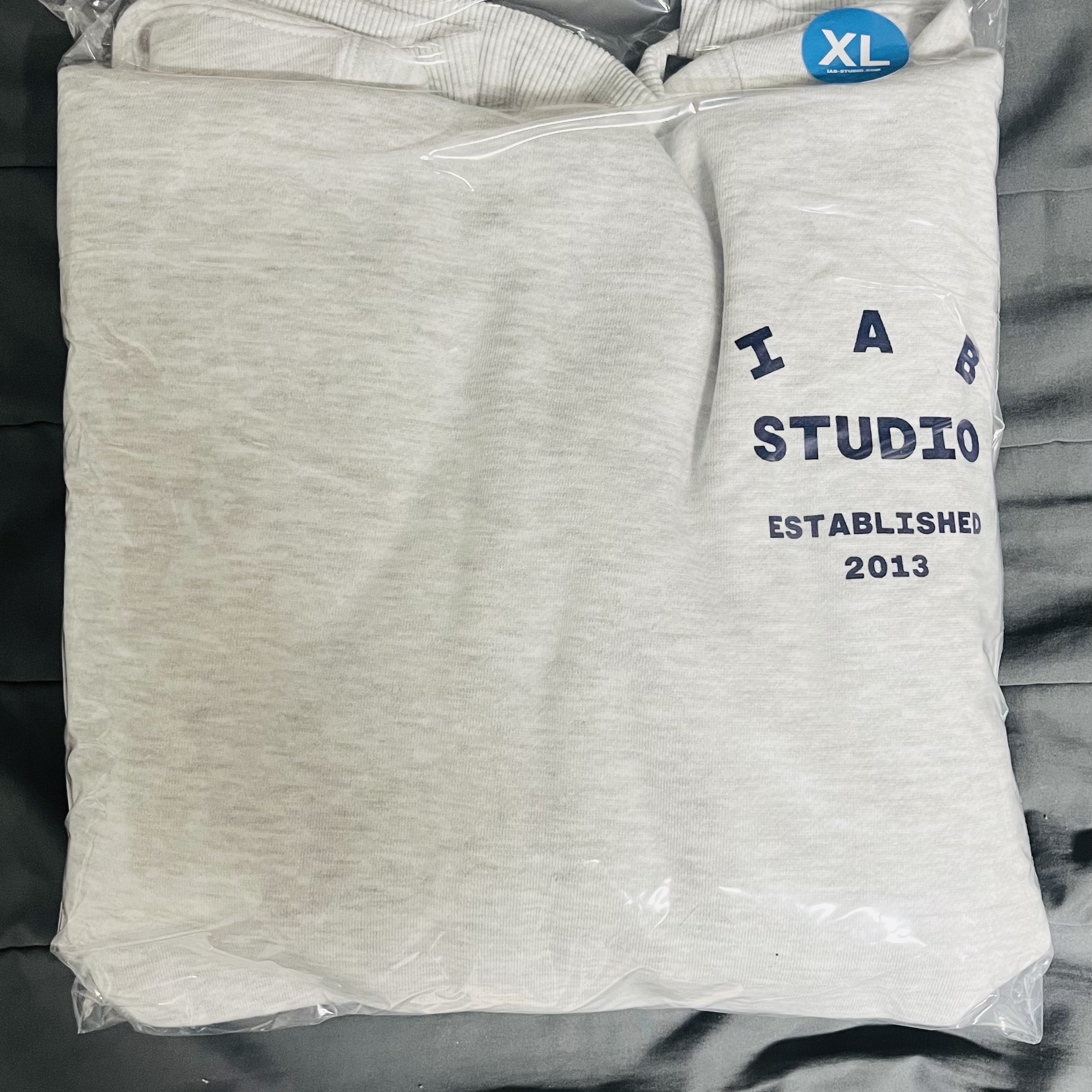 IAB Studio 25 Hoodie Light Gray Navy 착용 스타일 - 2