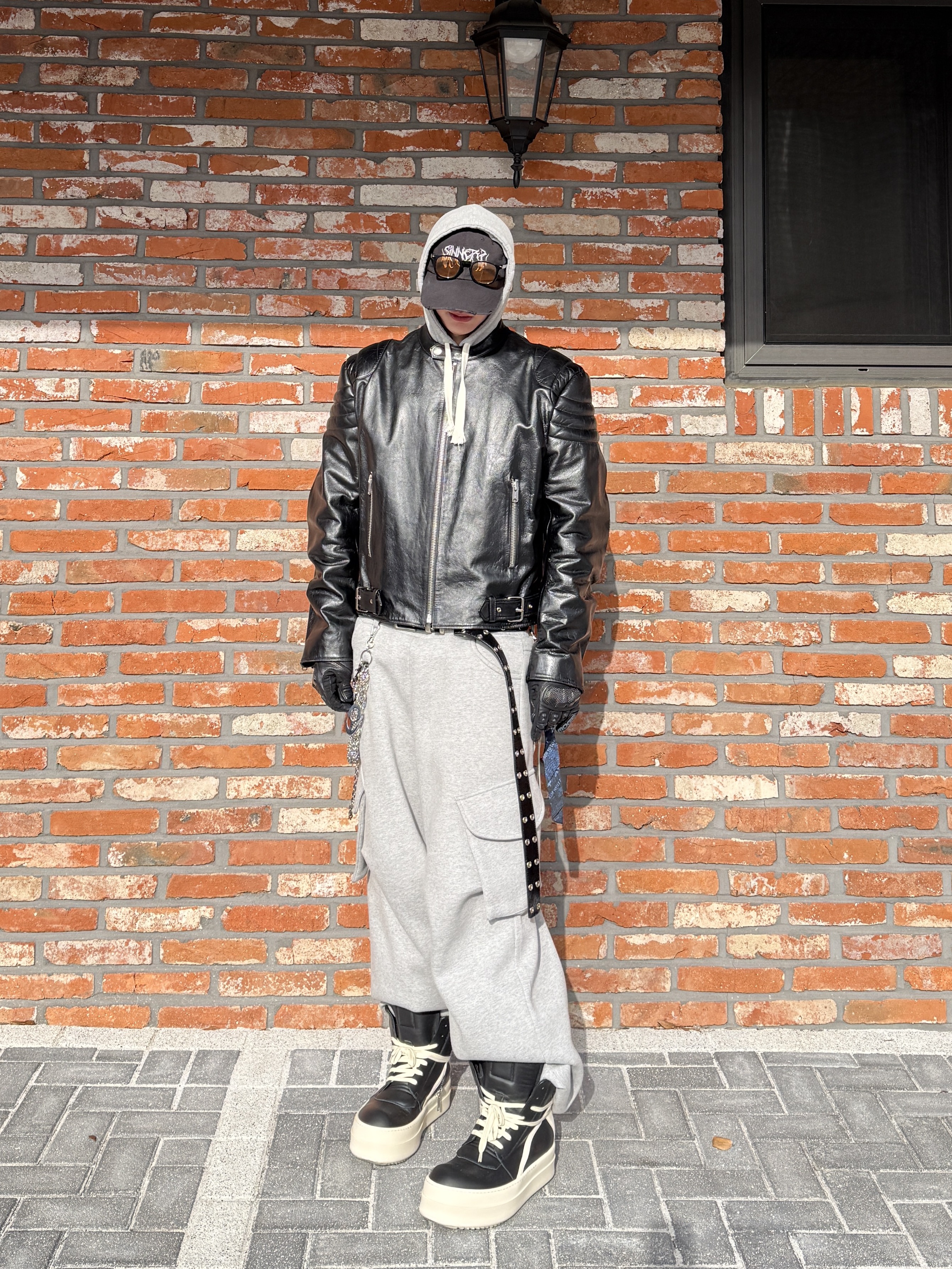 Rick Owens Hollywood Mega Bumper Geobasket in Full Grain Calf Leather Black Milk, Kamien x MJD Double Hole Belt Black Shearling Calfskin 착용 스타일 - 6