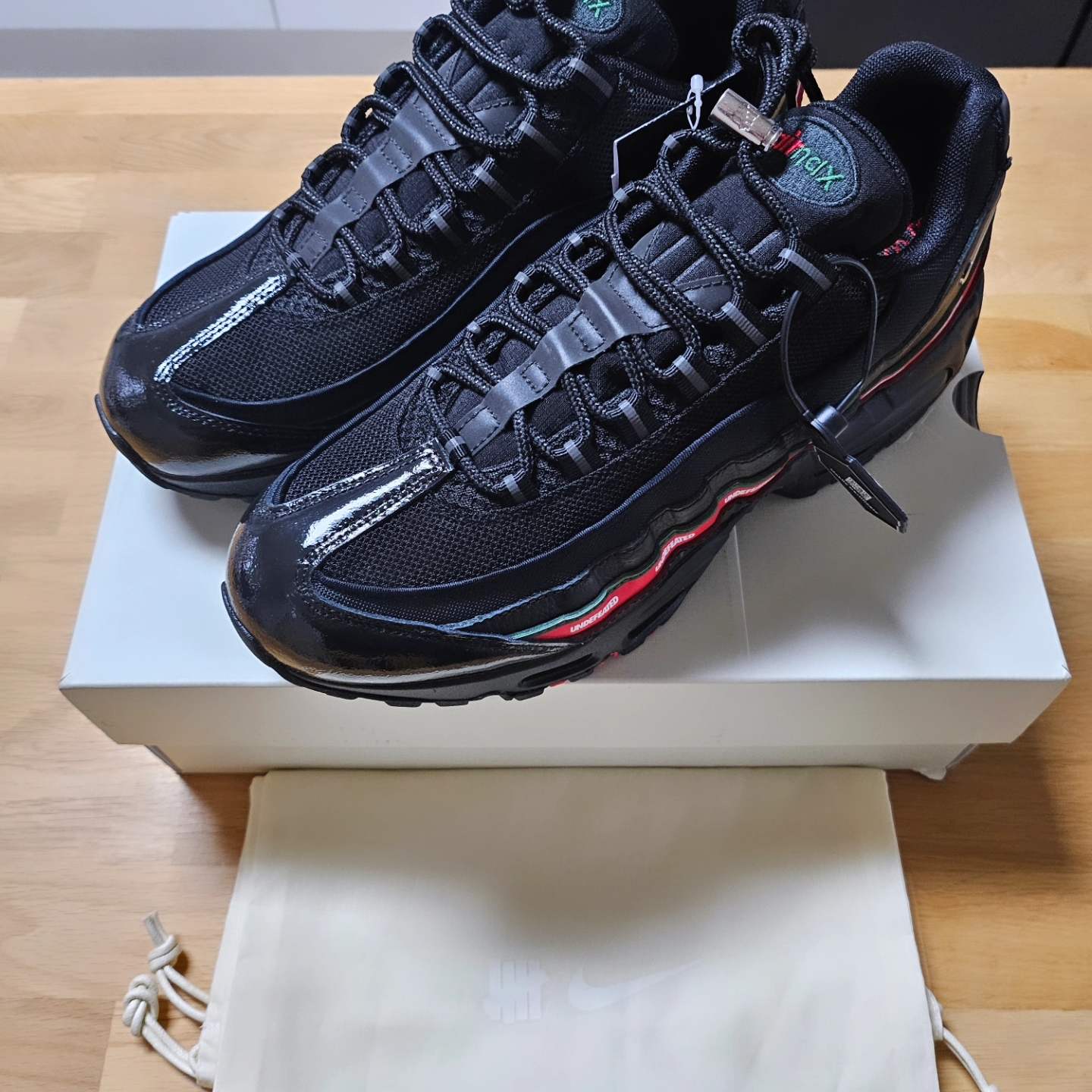 Nike x Undefeated Air Max 95 SP Black 착용 스타일 - 2