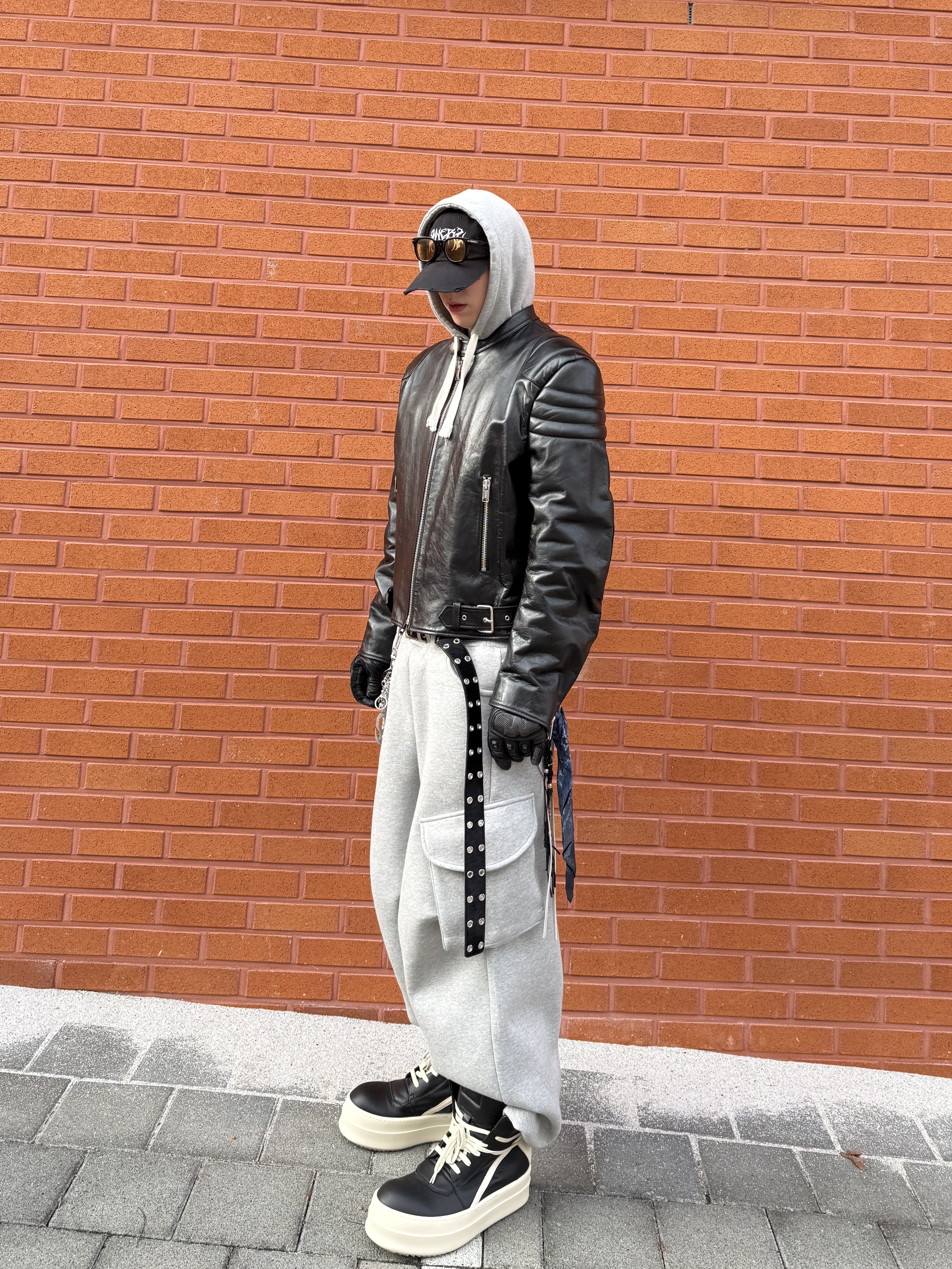 Rick Owens Hollywood Mega Bumper Geobasket in Full Grain Calf Leather Black Milk, Kamien x MJD Double Hole Belt Black Shearling Calfskin 착용 스타일 - 7