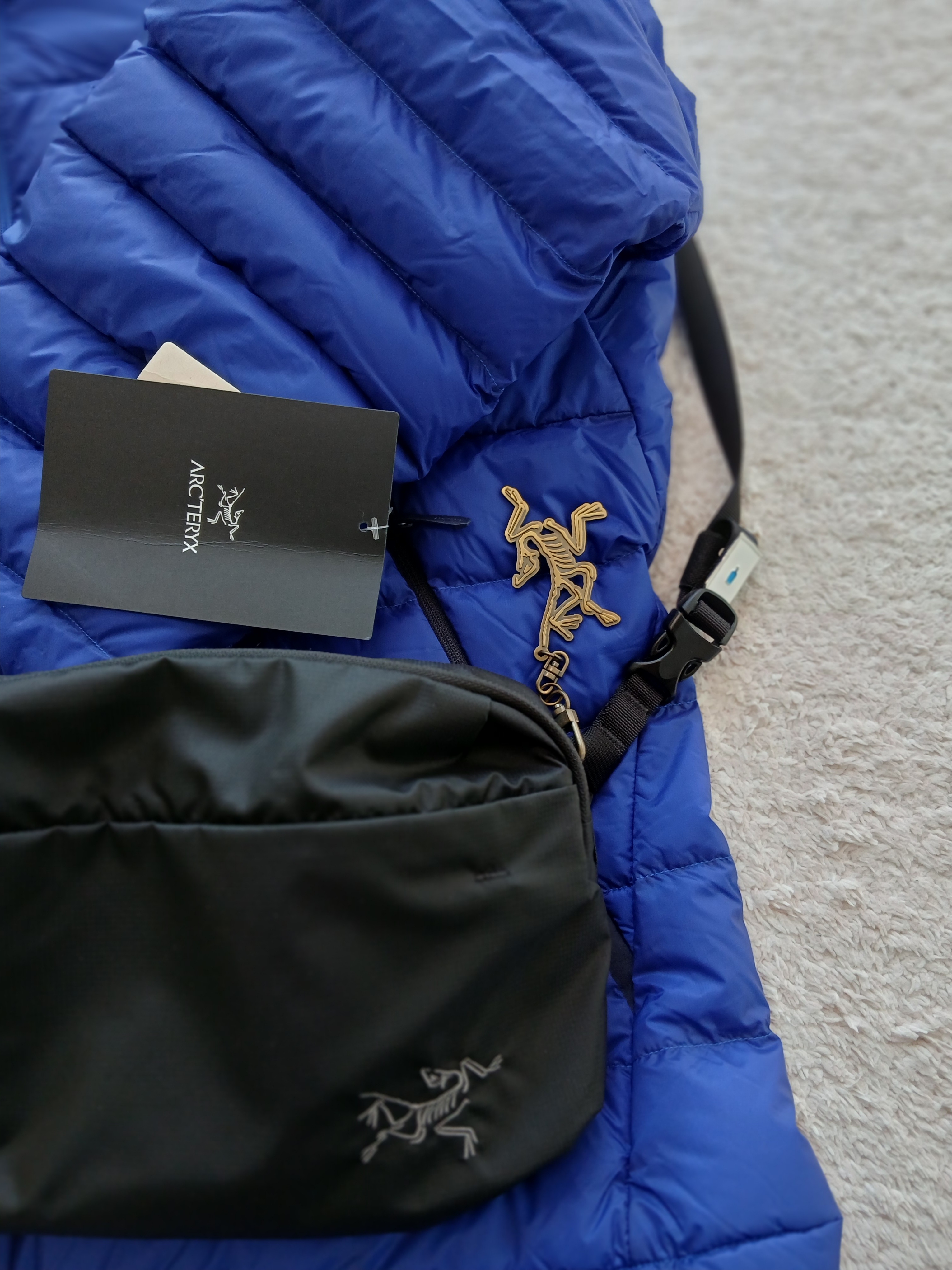Arc'teryx Keyring Metal, Arc'teryx Heliad 6 Crossbody Bag Black 착용 스타일 - 2
