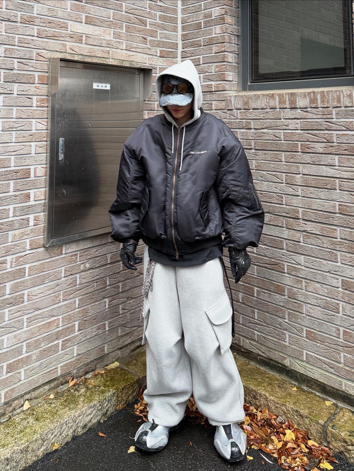 Balenciaga Basketball Sneakers Silver Black, MJD X KOIN SEOUL Wide Cargo Sweat Pants 착용 스타일 - 9