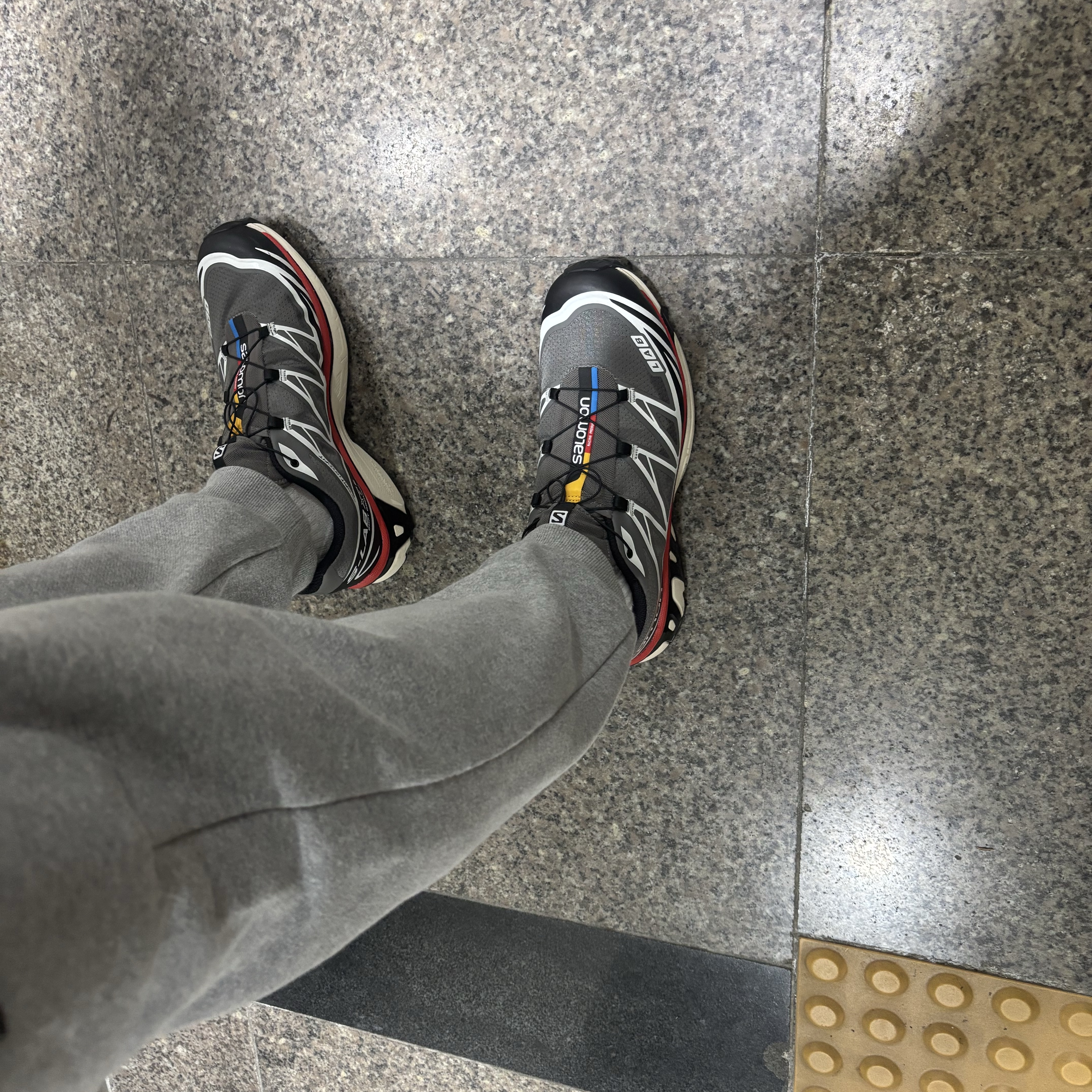 Salomon XT-6 Pewter Aurora Red 착용 스타일 - 1