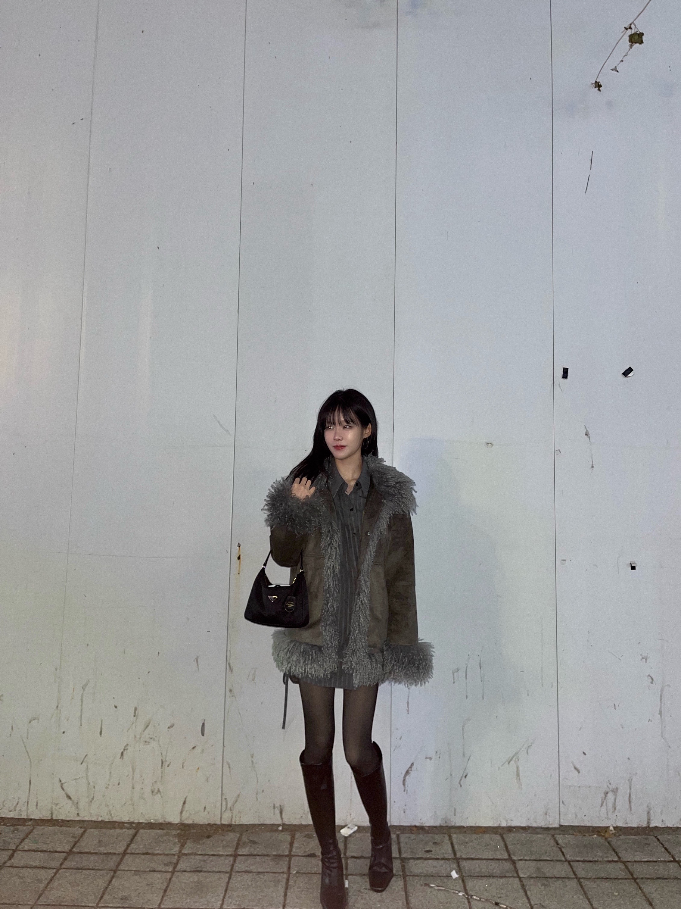 Prada Re-Edition 2005 Re-Nylon and Saffiano Mini Bag Black 착용 스타일 - 4