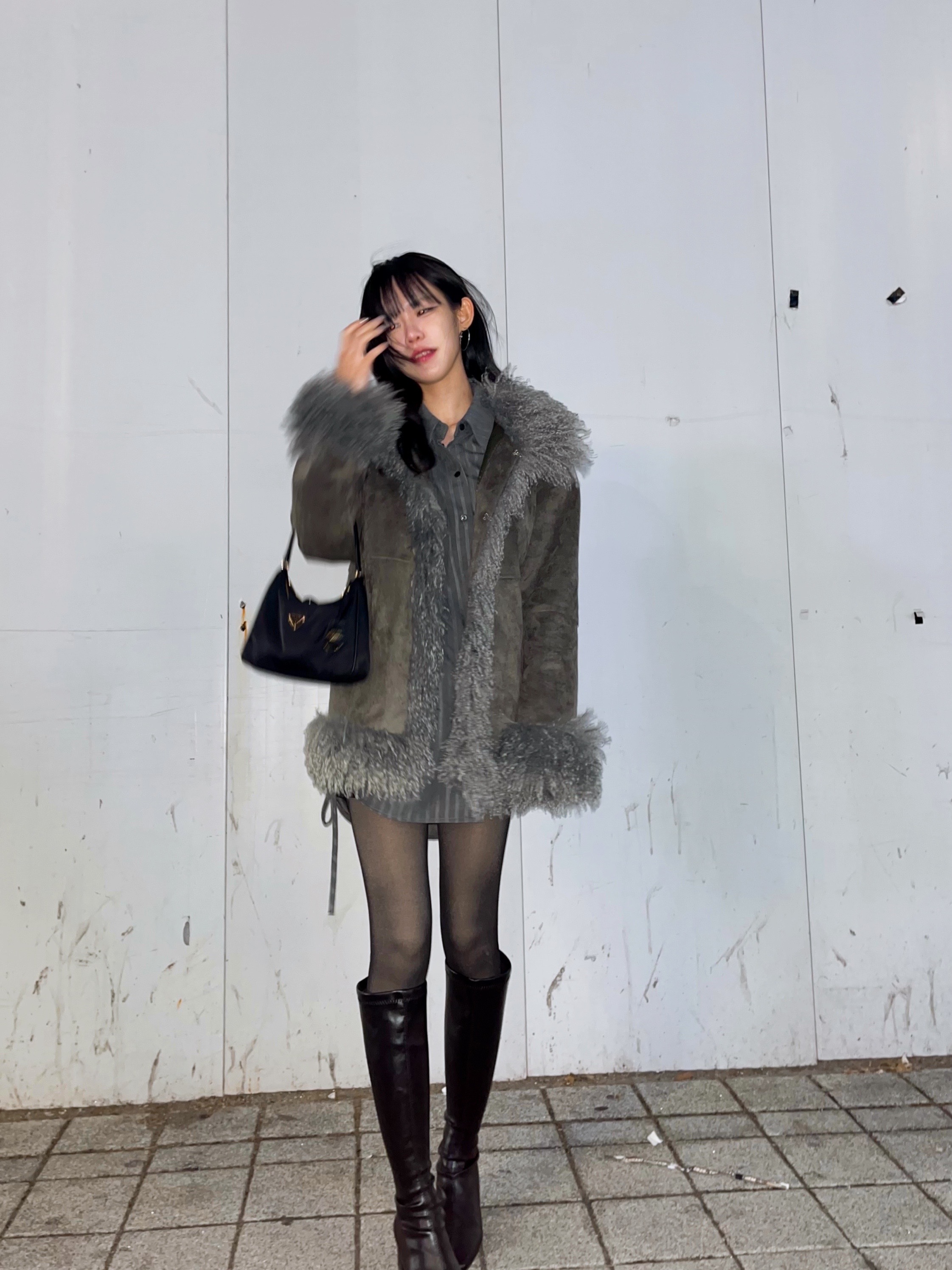 Prada Re-Edition 2005 Re-Nylon and Saffiano Mini Bag Black 착용 스타일 - 2