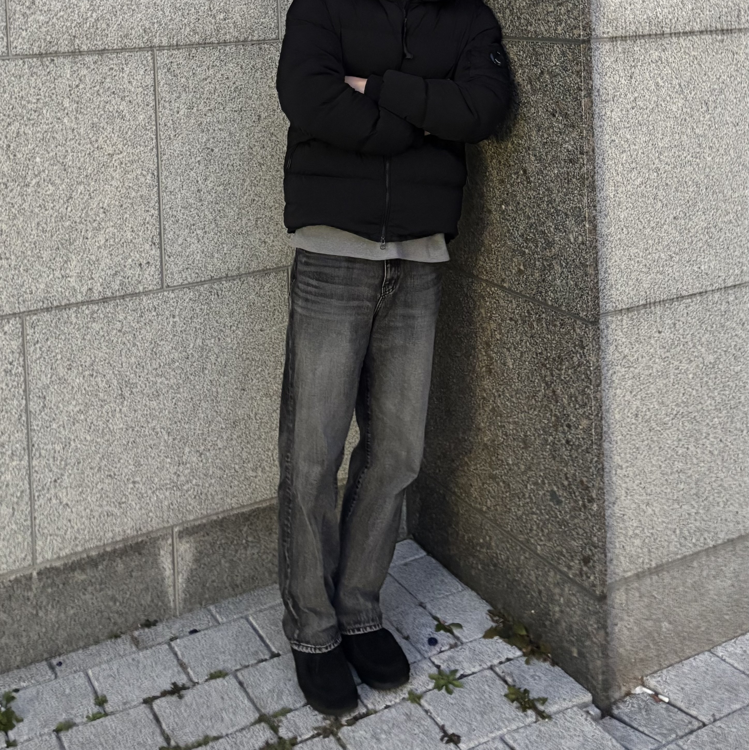 Acne Studios Fonbar Face Crewneck Sweatshirt Light Grey Melange, GU Real Leather Moccasin Shoes Black 착용 스타일 - 1