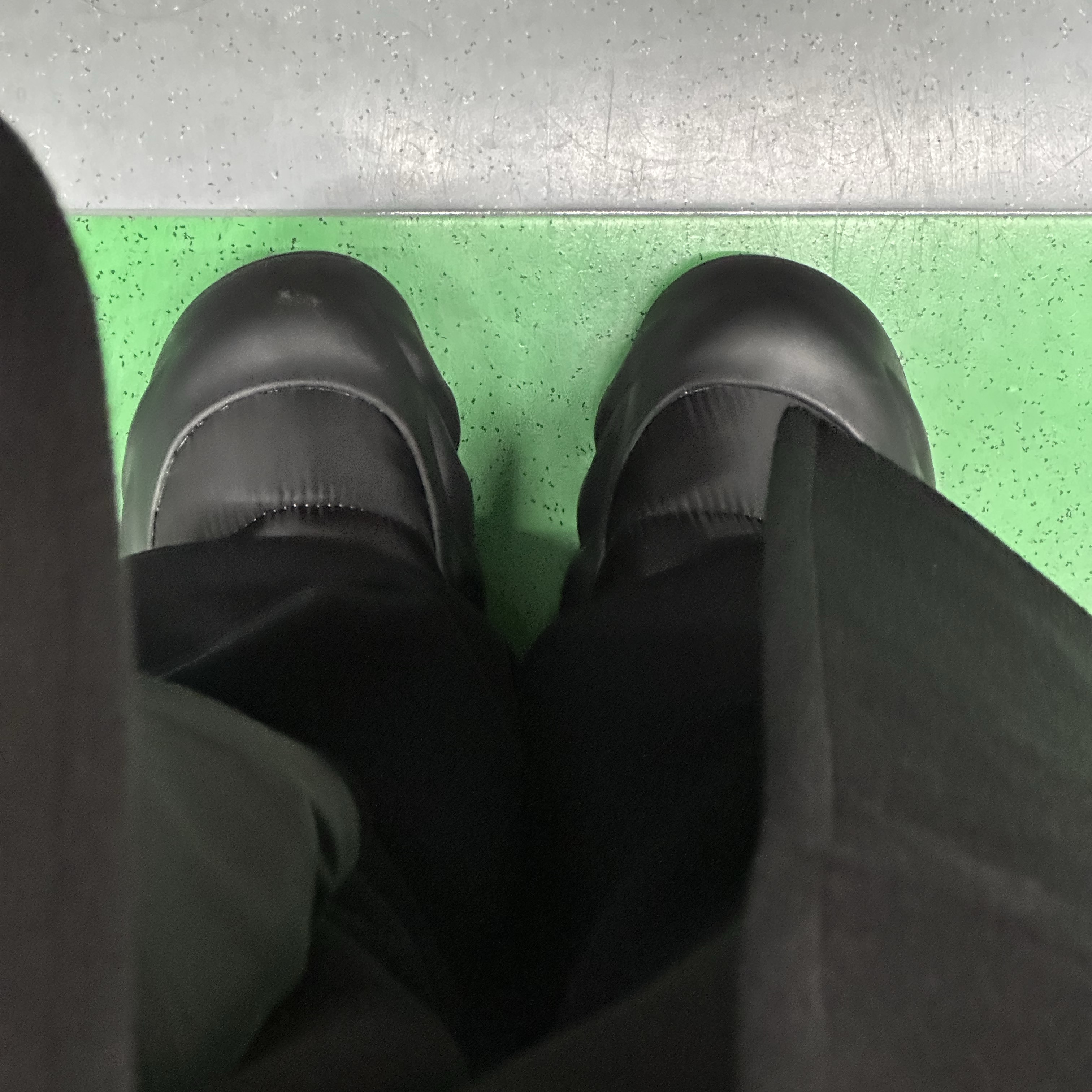 Crocs Overpuff Shorty Black 착용 스타일