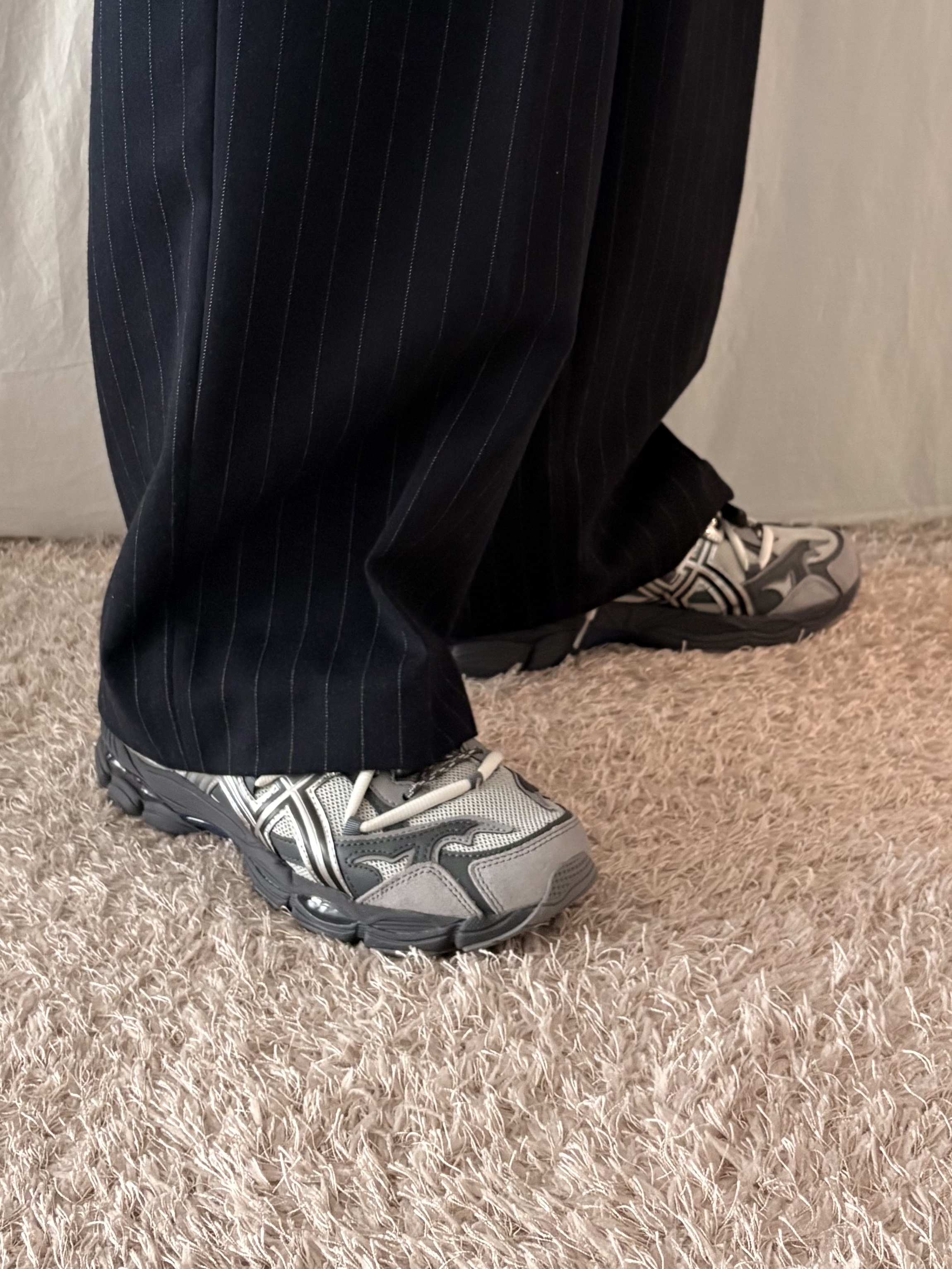 Asics x Toga Gel-Cumulus 16 TG Grey Black Pure Silver 착용 스타일 - 2