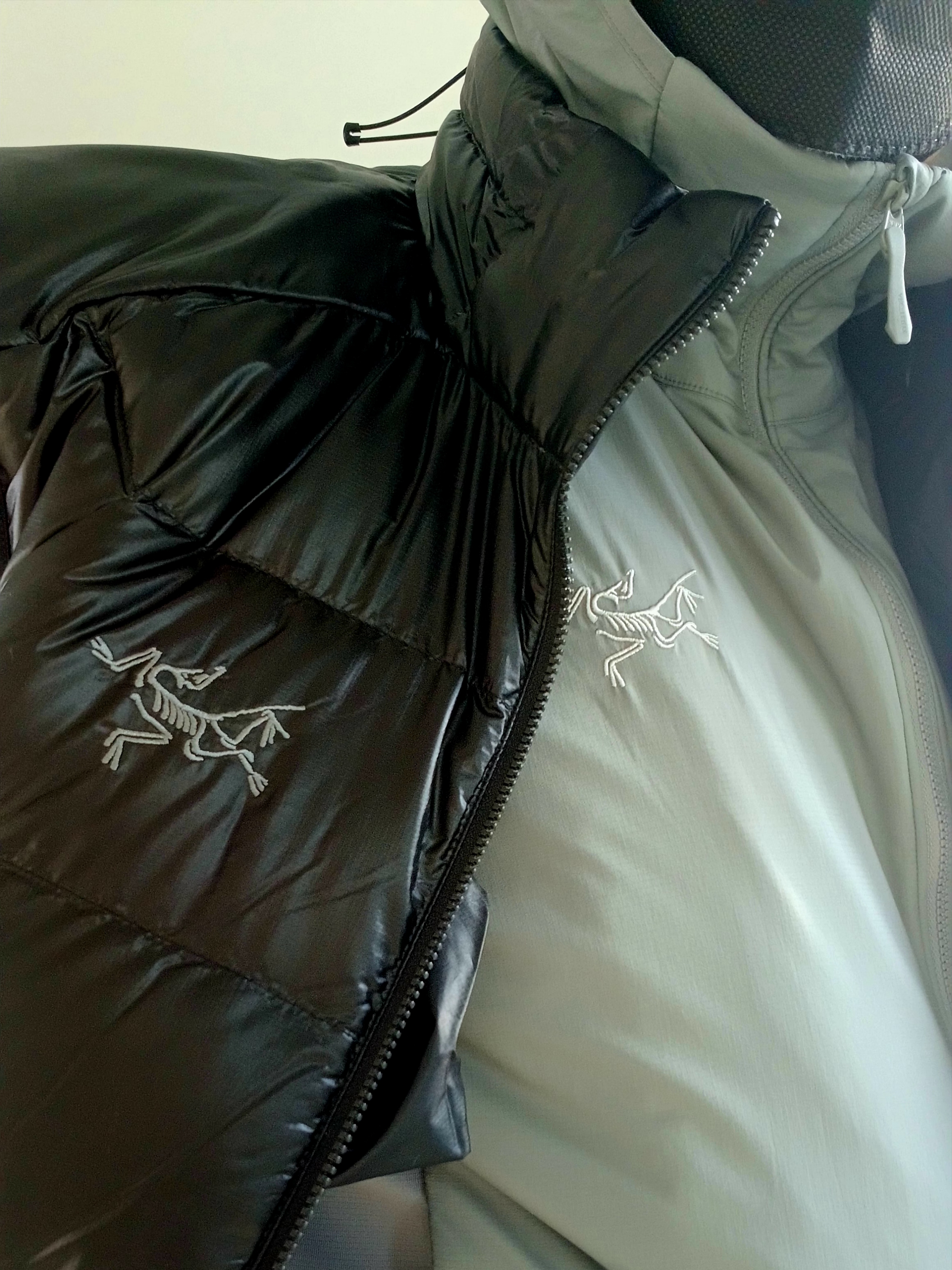 Arc'teryx Atom Hoody Void, Arc'teryx Cerium SV Vest Black 착용 스타일 - 1