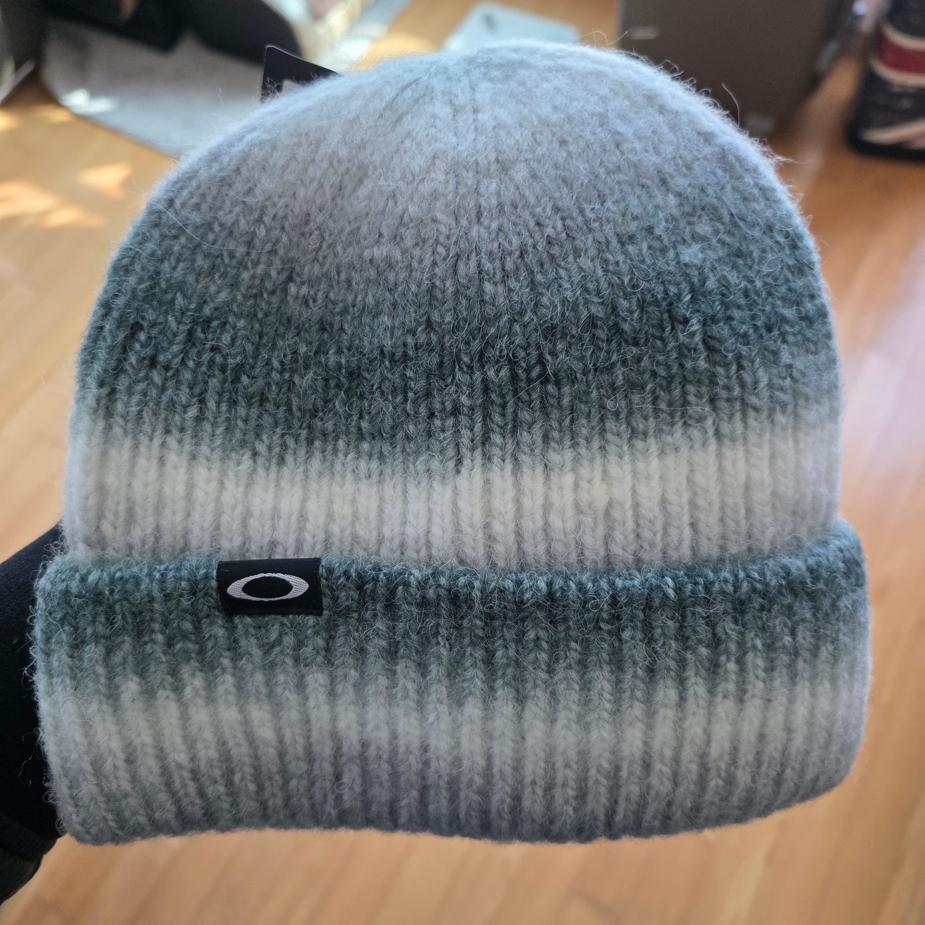 Oakley Ellipse Gradient Beanie Black Gradient 착용 스타일 - 2