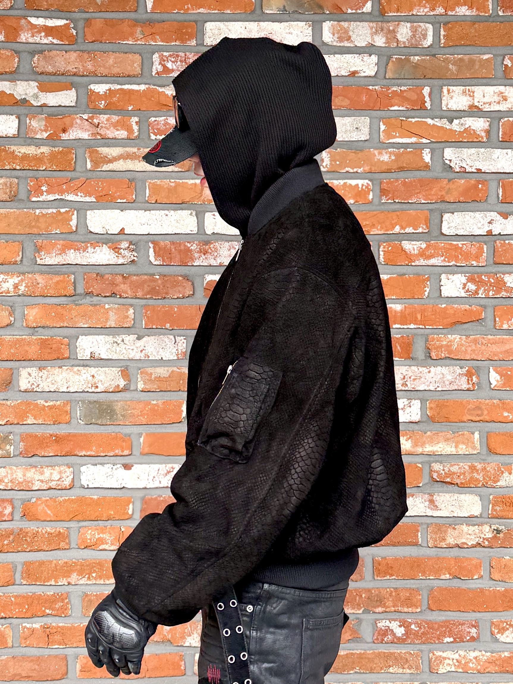 Undermycar Black Mamba Effect Matt Suede MA-1 Matt Black - 25SS, Kamien x MJD Double Hole Belt Black Shearling Calfskin 착용 스타일 - 5