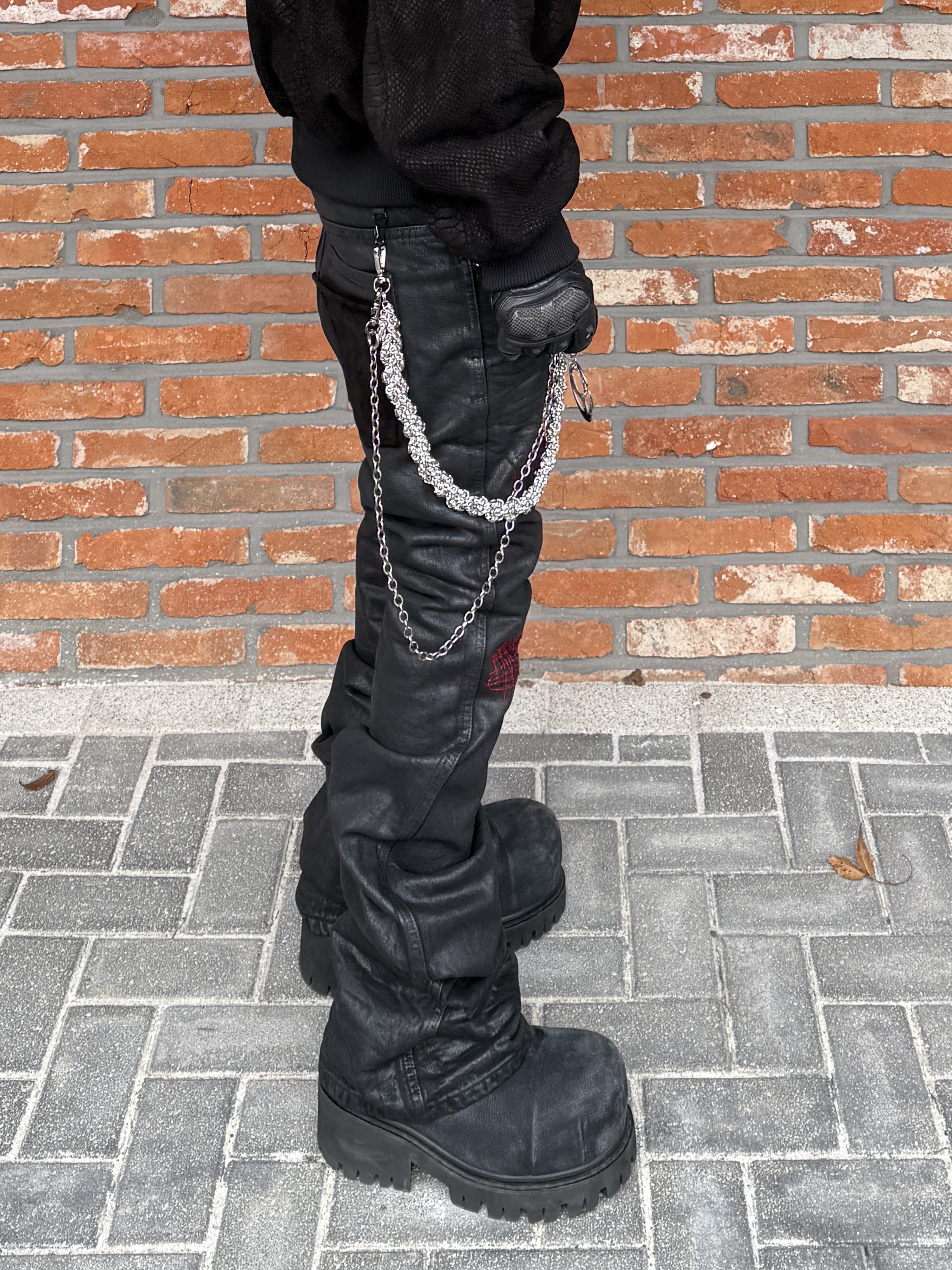 Undermycar Black Mamba Effect Matt Suede MA-1 Matt Black - 25SS, Kamien x MJD Double Hole Belt Black Shearling Calfskin 착용 스타일 - 3
