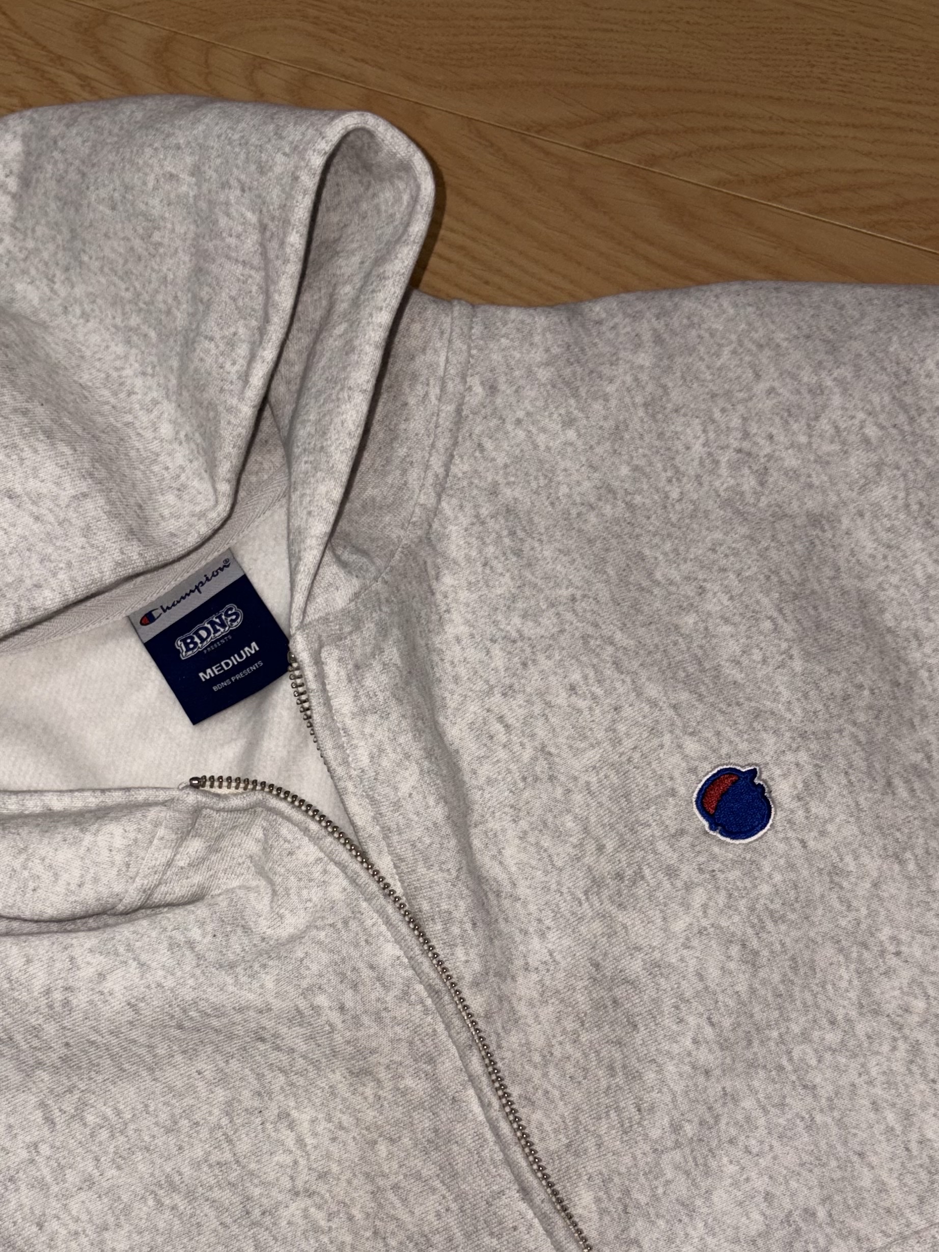 Champion x BDNS Reverse Weave BDNS Logo Hoodie Zip-Up Light Grey 착용 스타일 - 3