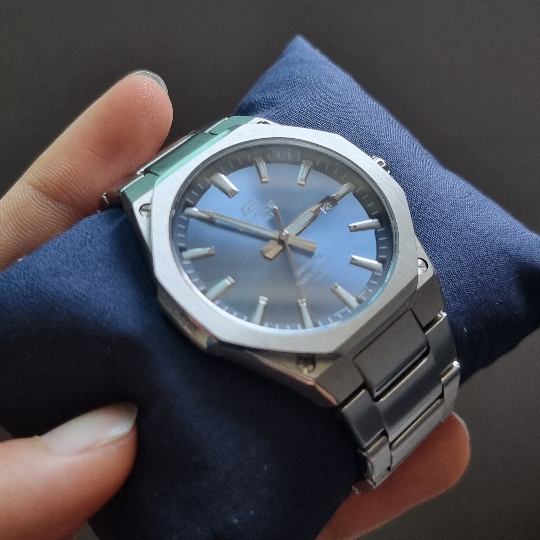 Casio EFR-S108D-2AVUDF 착용 스타일 - 3