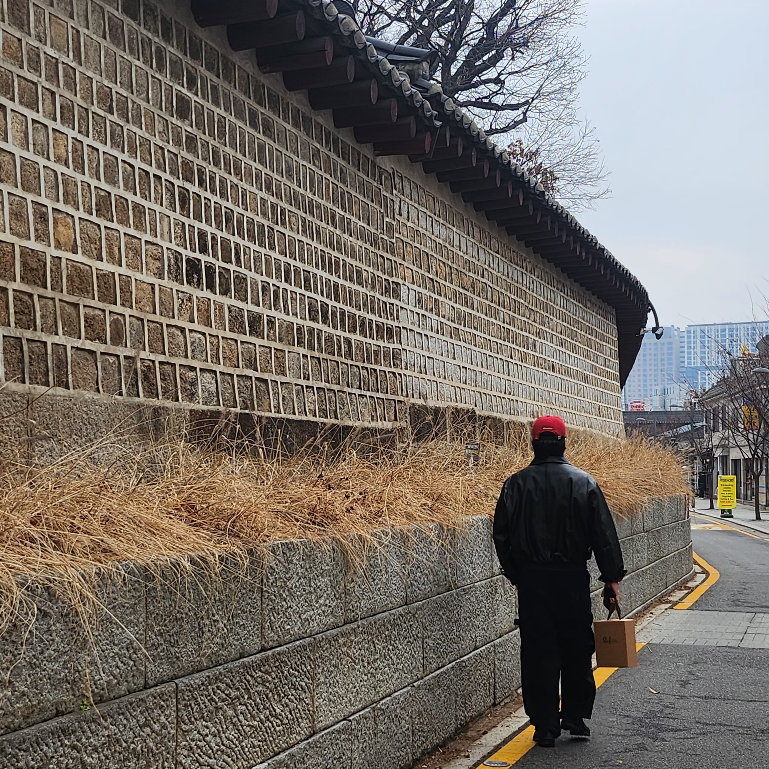 G-DRAGON Ubermensch Cap Burgundy, Aoiro Fake Stud Cutted Double Knee Pants Denim Black 착용 스타일