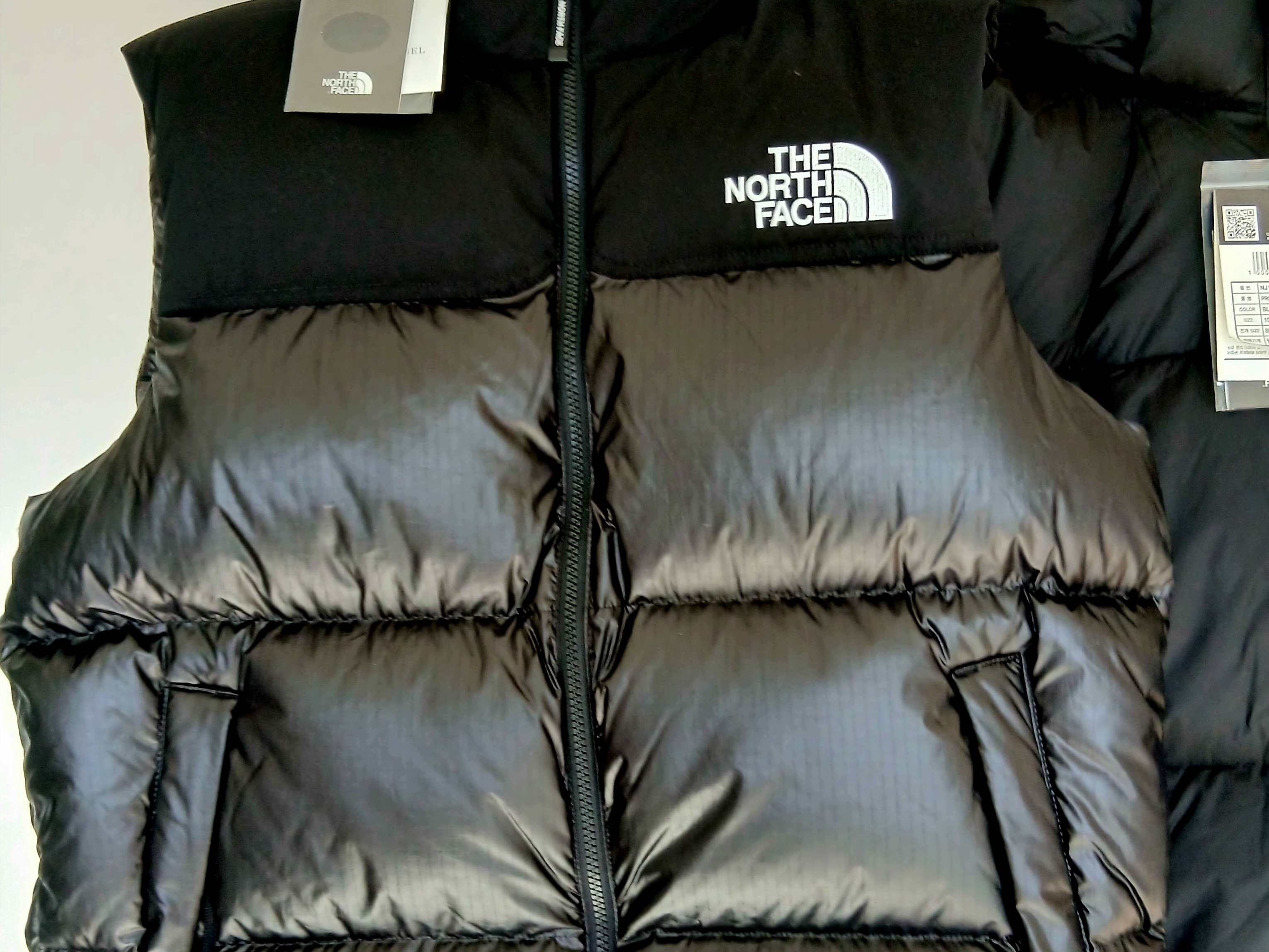 The North Face White Label Novelty Nuptse Down Vest Black, The North Face White Label Novelty Nuptse Down Vest Black 착용 스타일 - 3