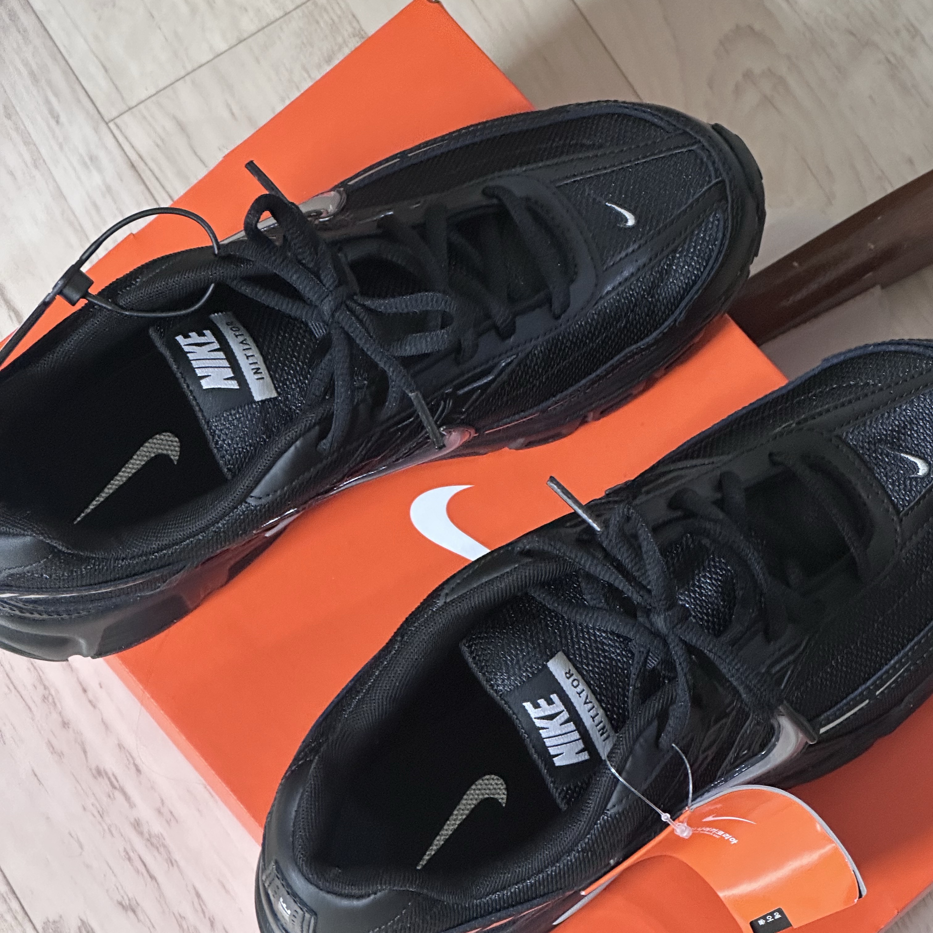 Nike Initiator Black Metallic Silver 착용 스타일
